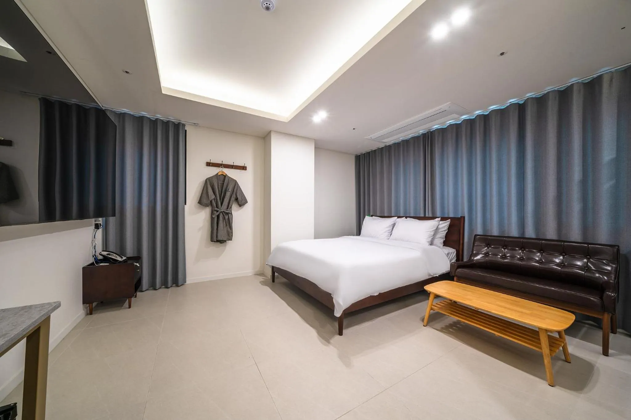 Bedroom, Bed in Bluebird Hotel