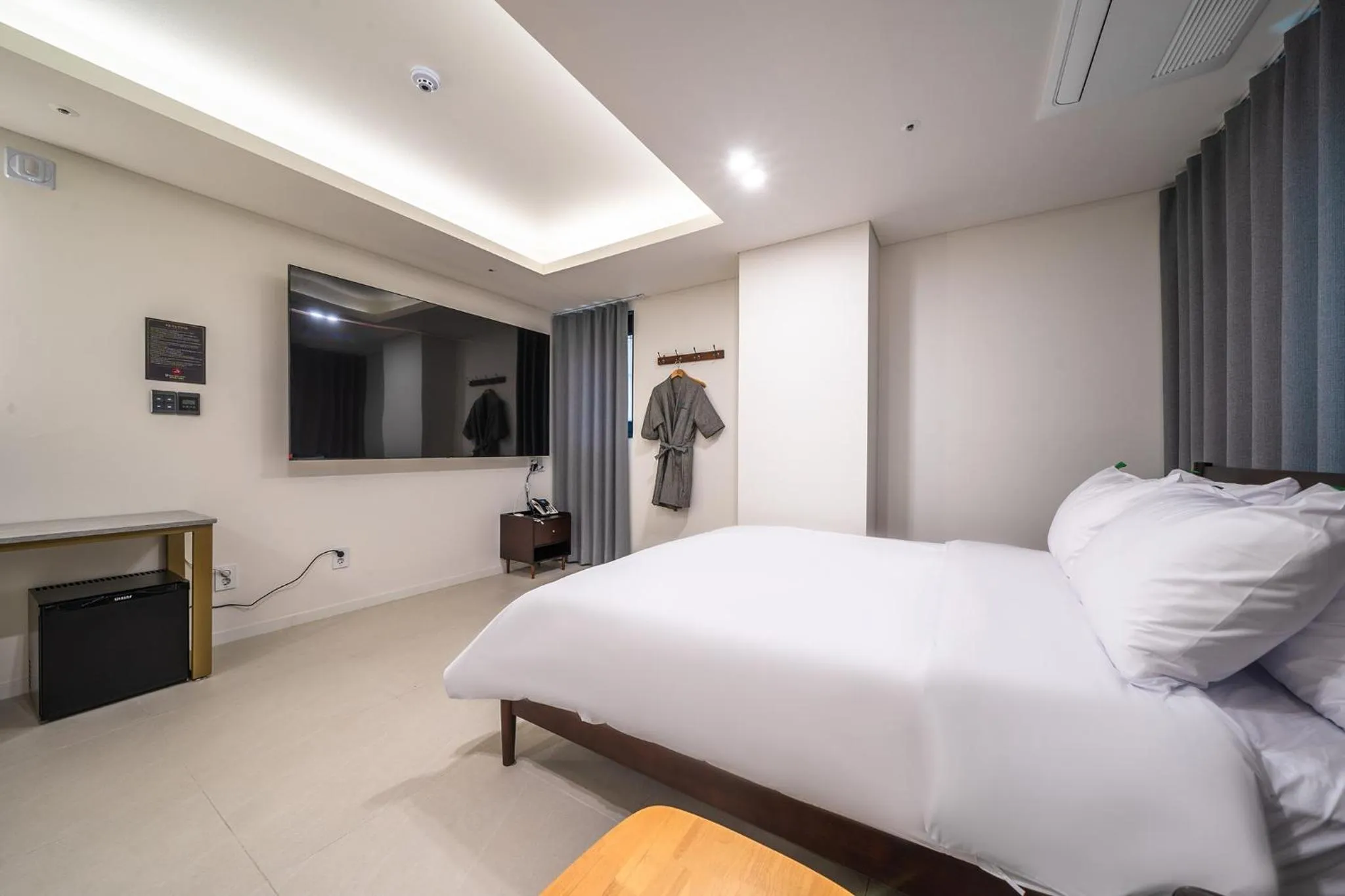 Bedroom, Bed in Bluebird Hotel