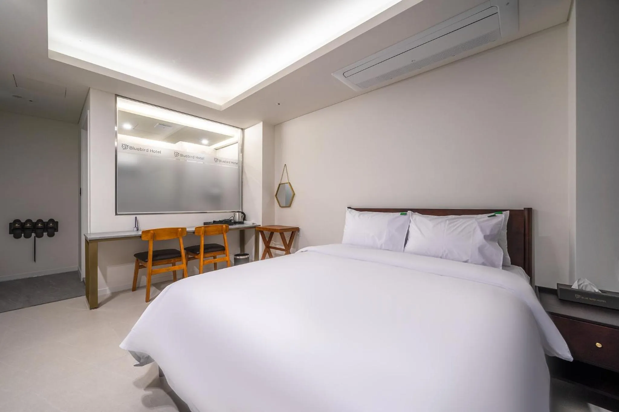 Photo of the whole room, Bed in Bluebird Hotel