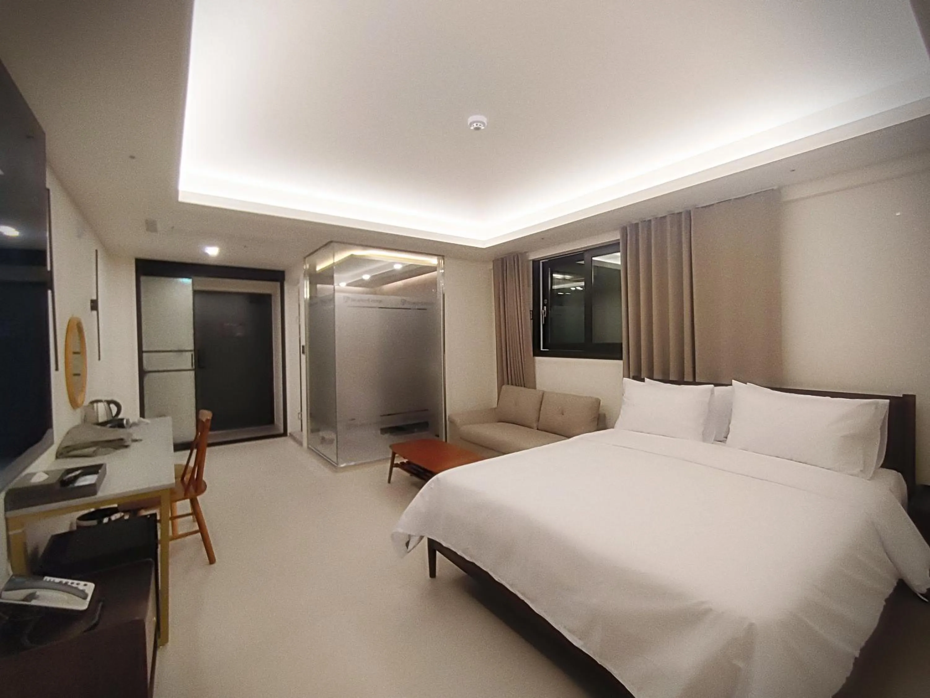 Bedroom, Bed in Bluebird Hotel