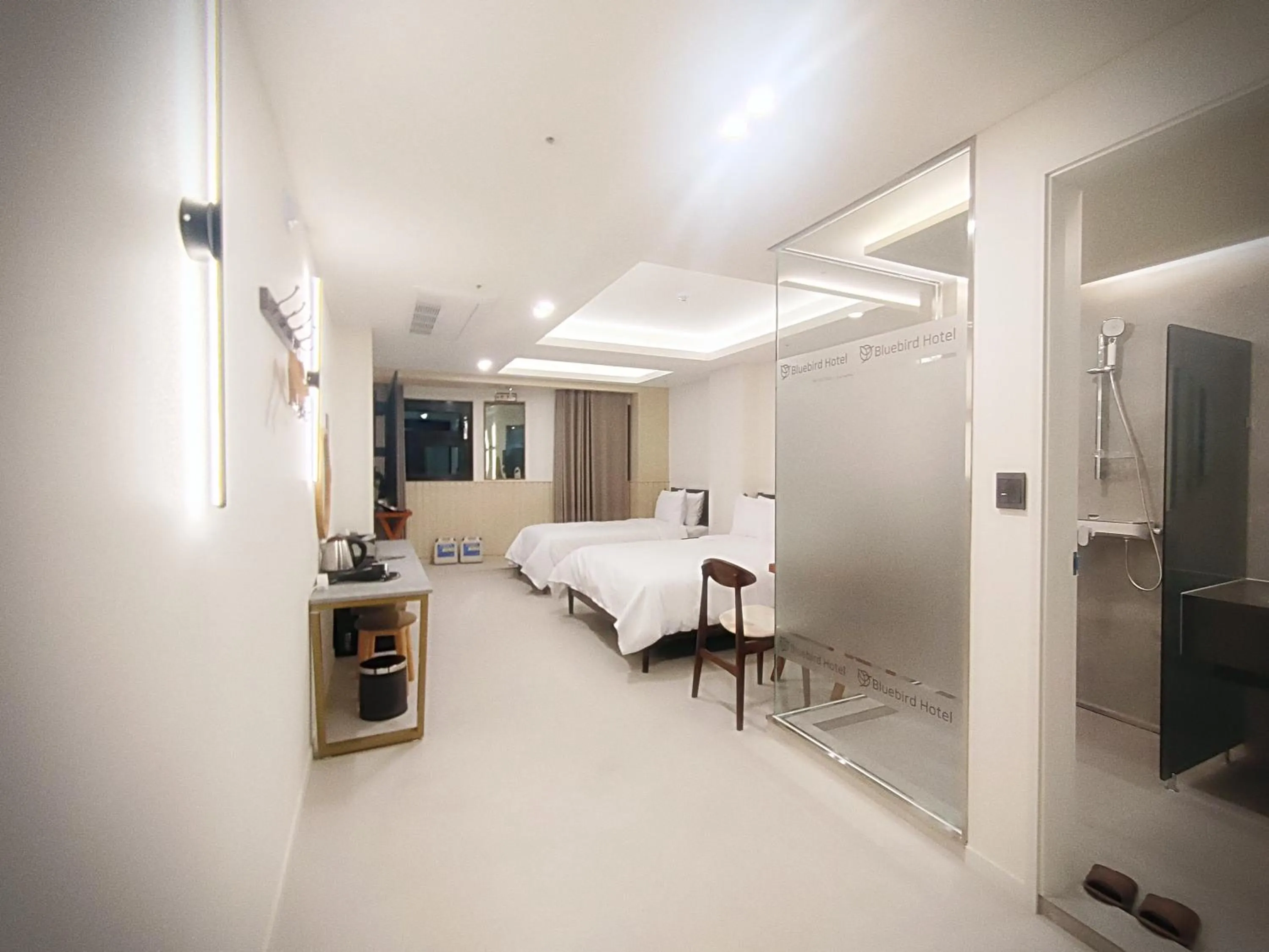 Bedroom, Bed in Bluebird Hotel