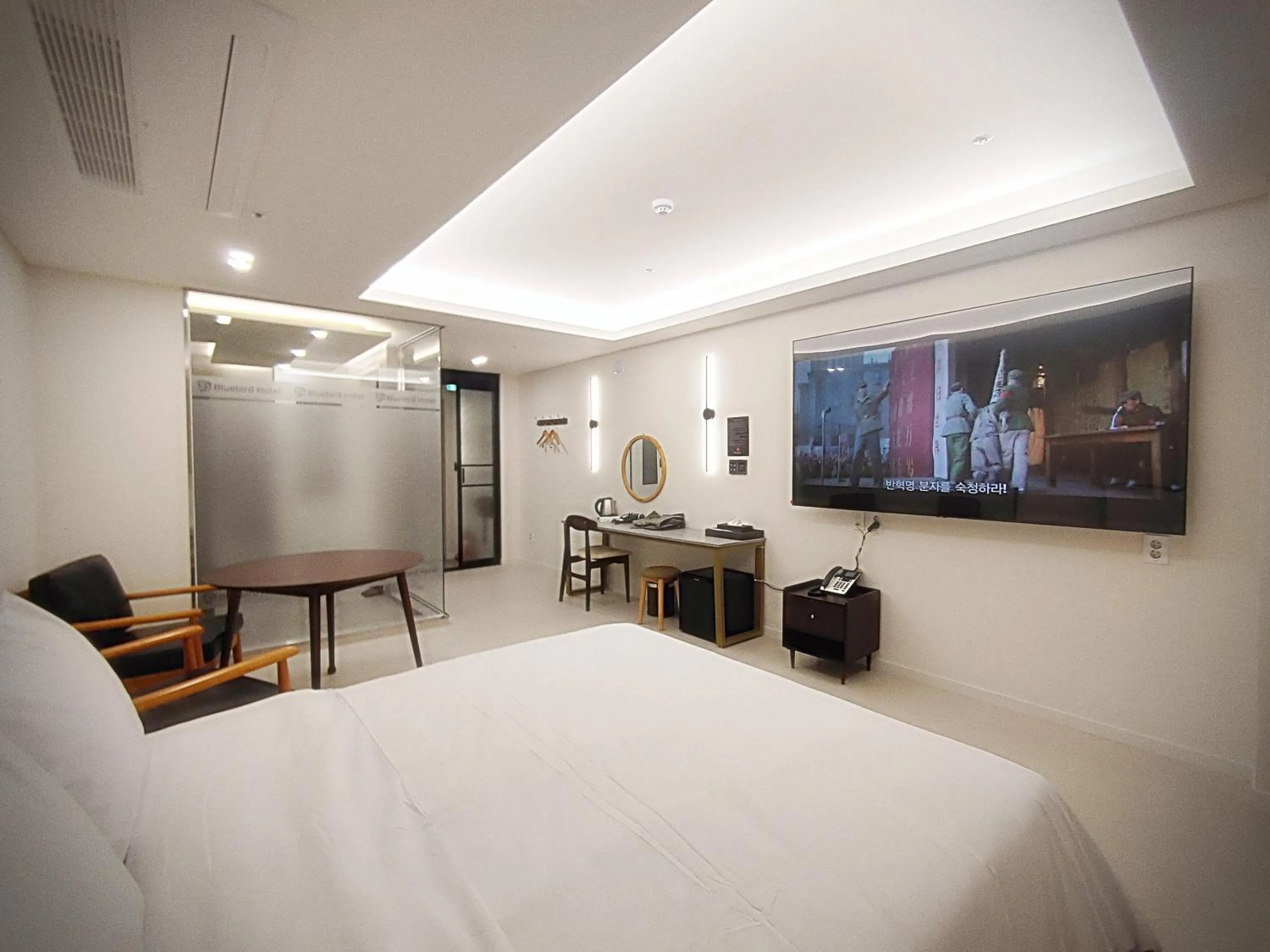 Bedroom, Bed in Bluebird Hotel