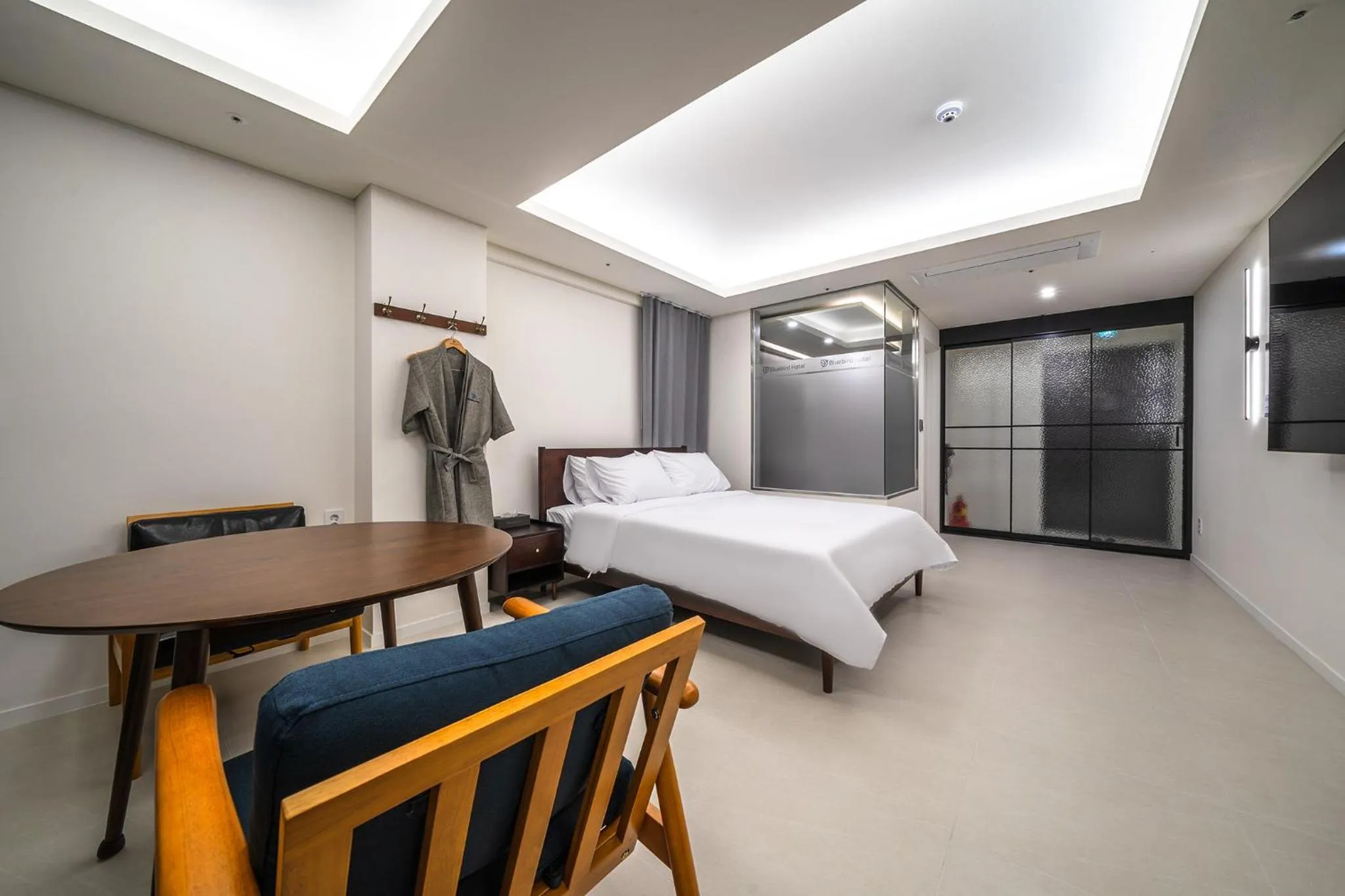 Bedroom, Bed in Bluebird Hotel