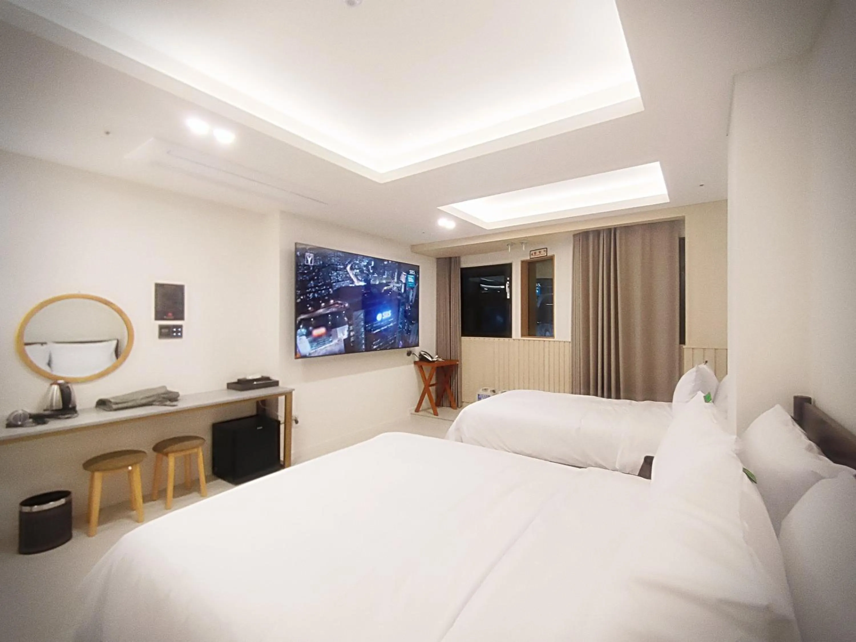 Bedroom, Bed in Bluebird Hotel