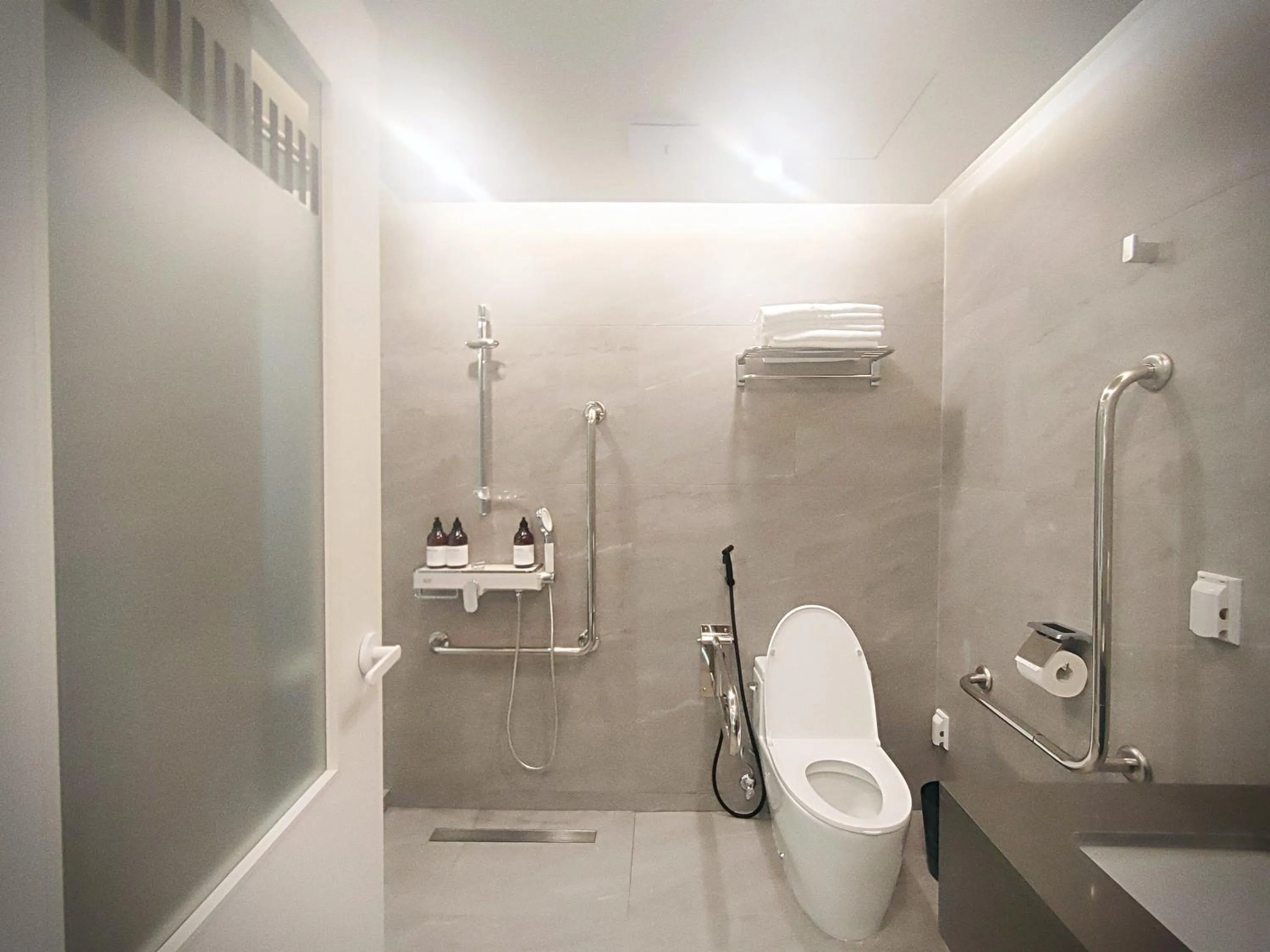 Shower in Bluebird Hotel