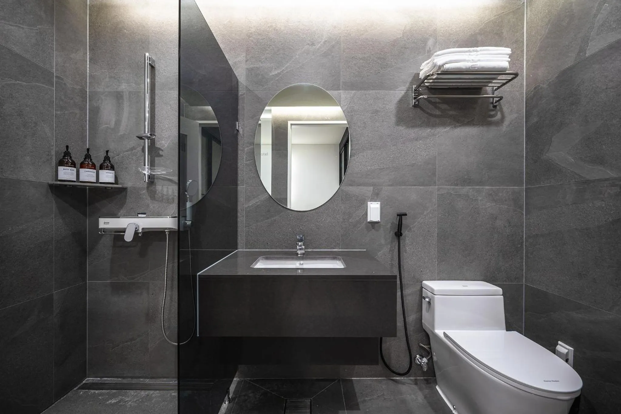 Toilet in Bluebird Hotel