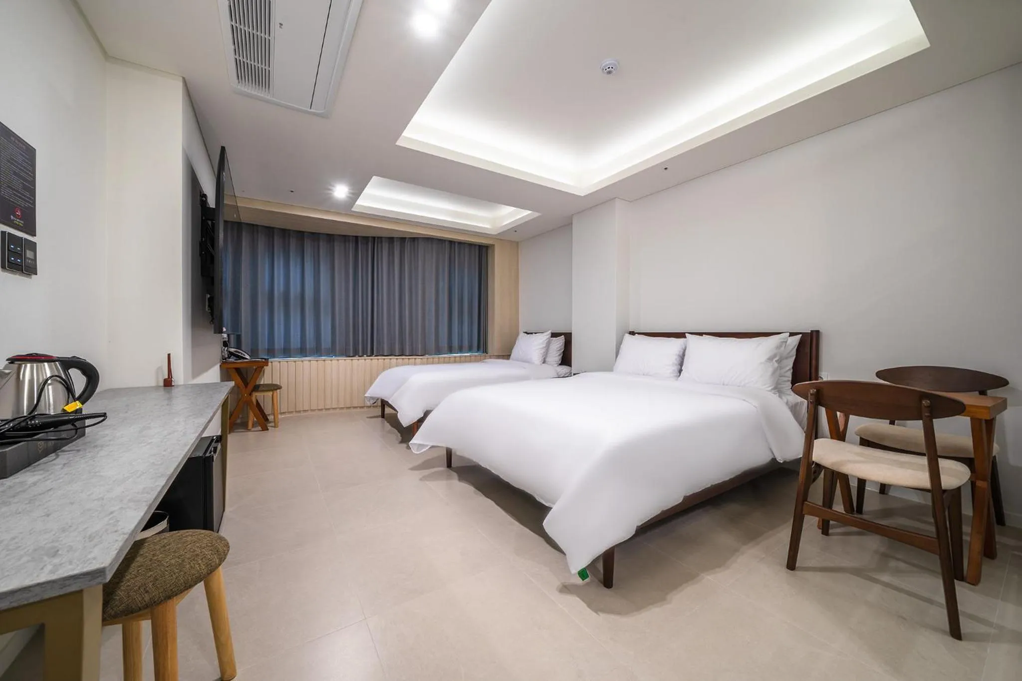 Bedroom, Bed in Bluebird Hotel