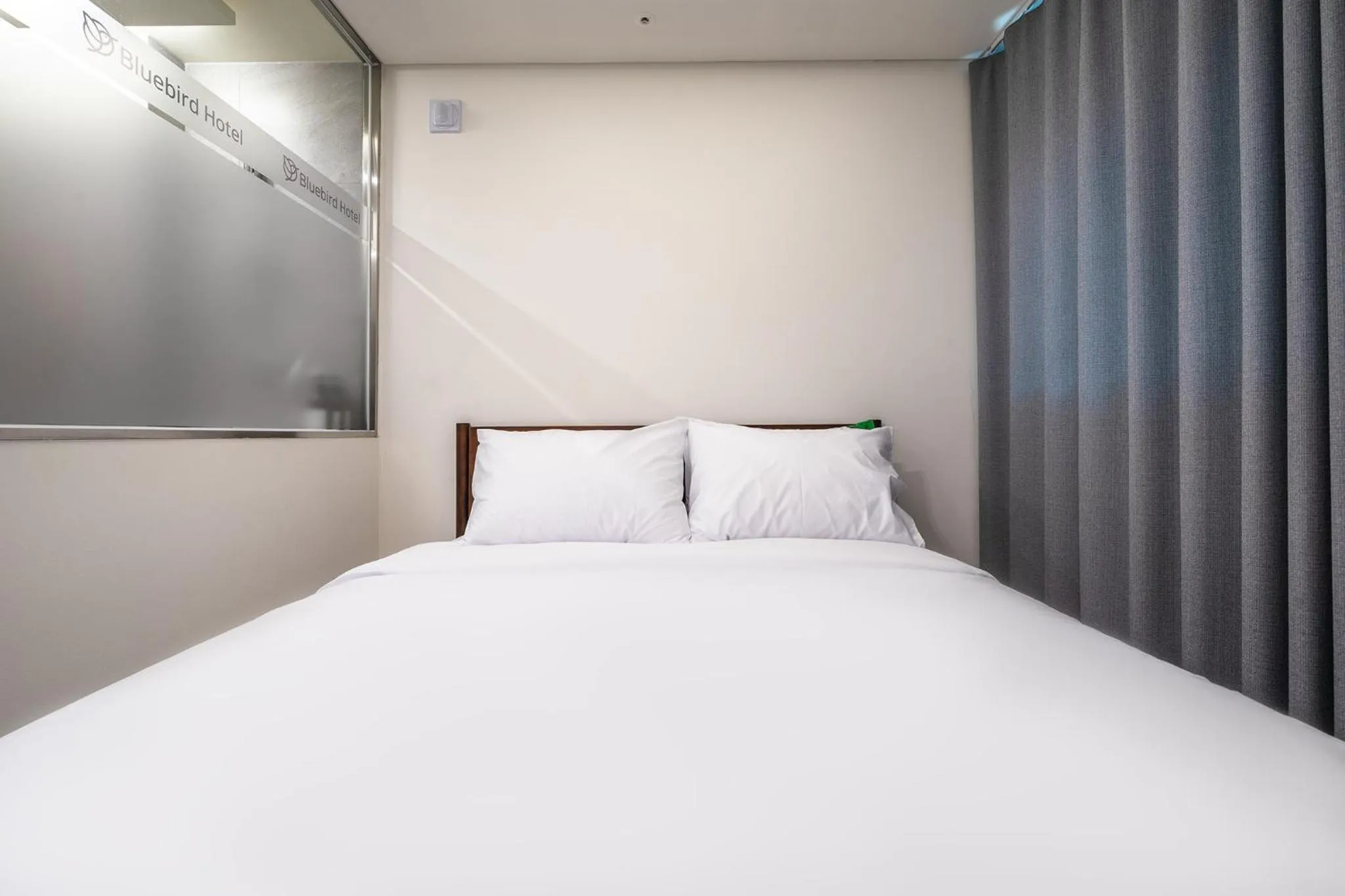 Bedroom, Bed in Bluebird Hotel