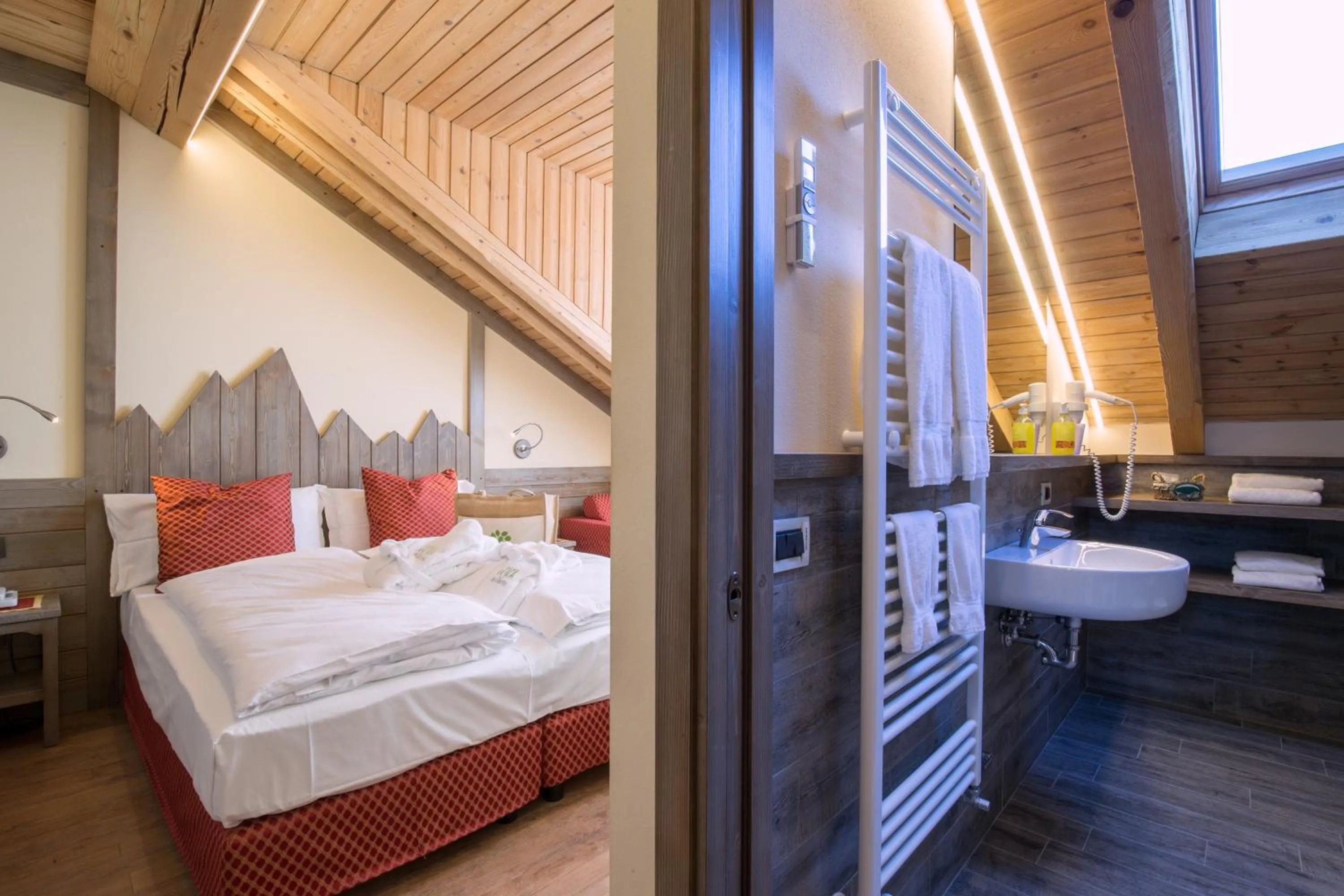 Bathroom, Bed in Relax Hotel Erica