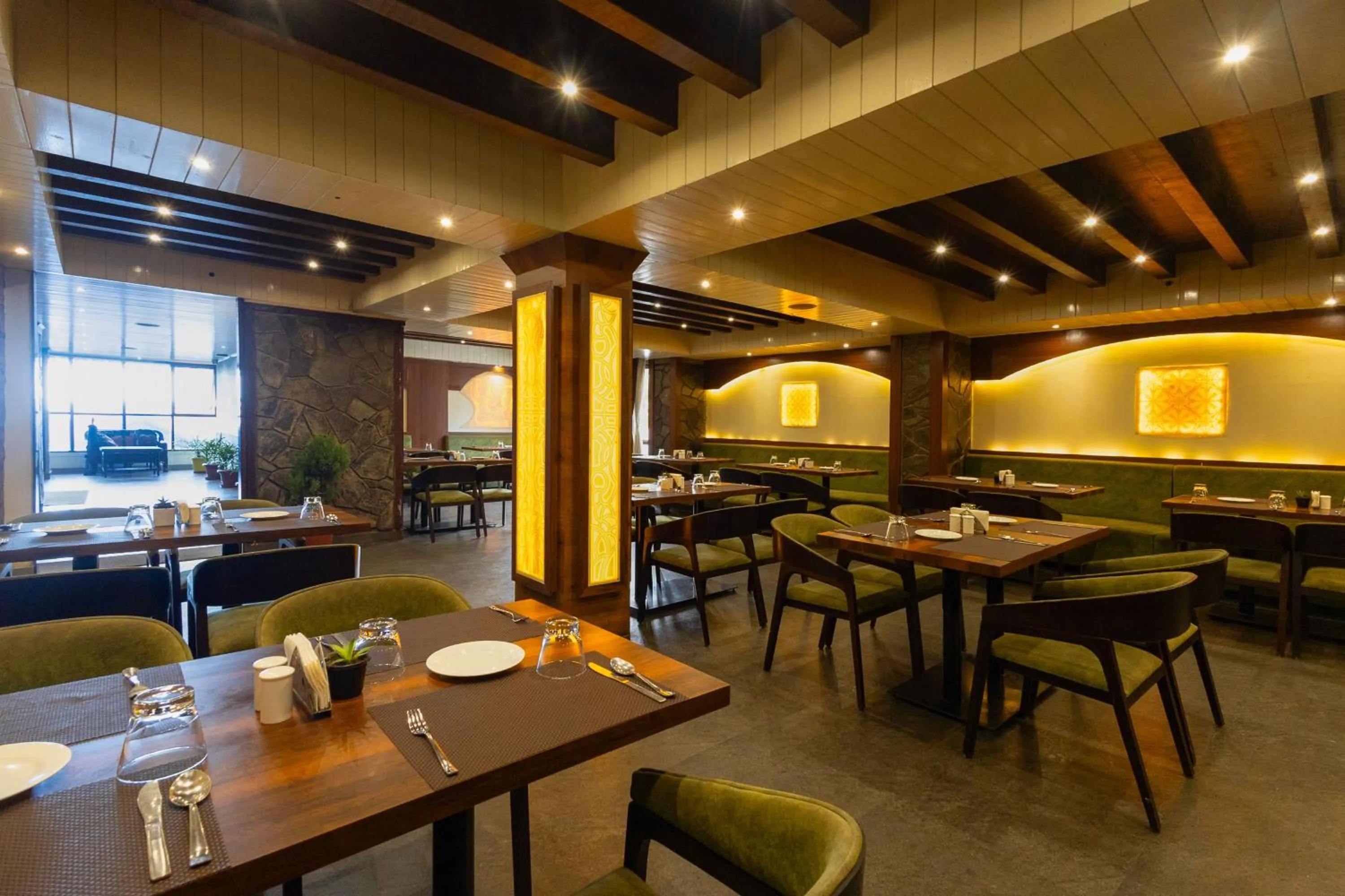 Restaurant/places to eat in Sumitel Queens Yard