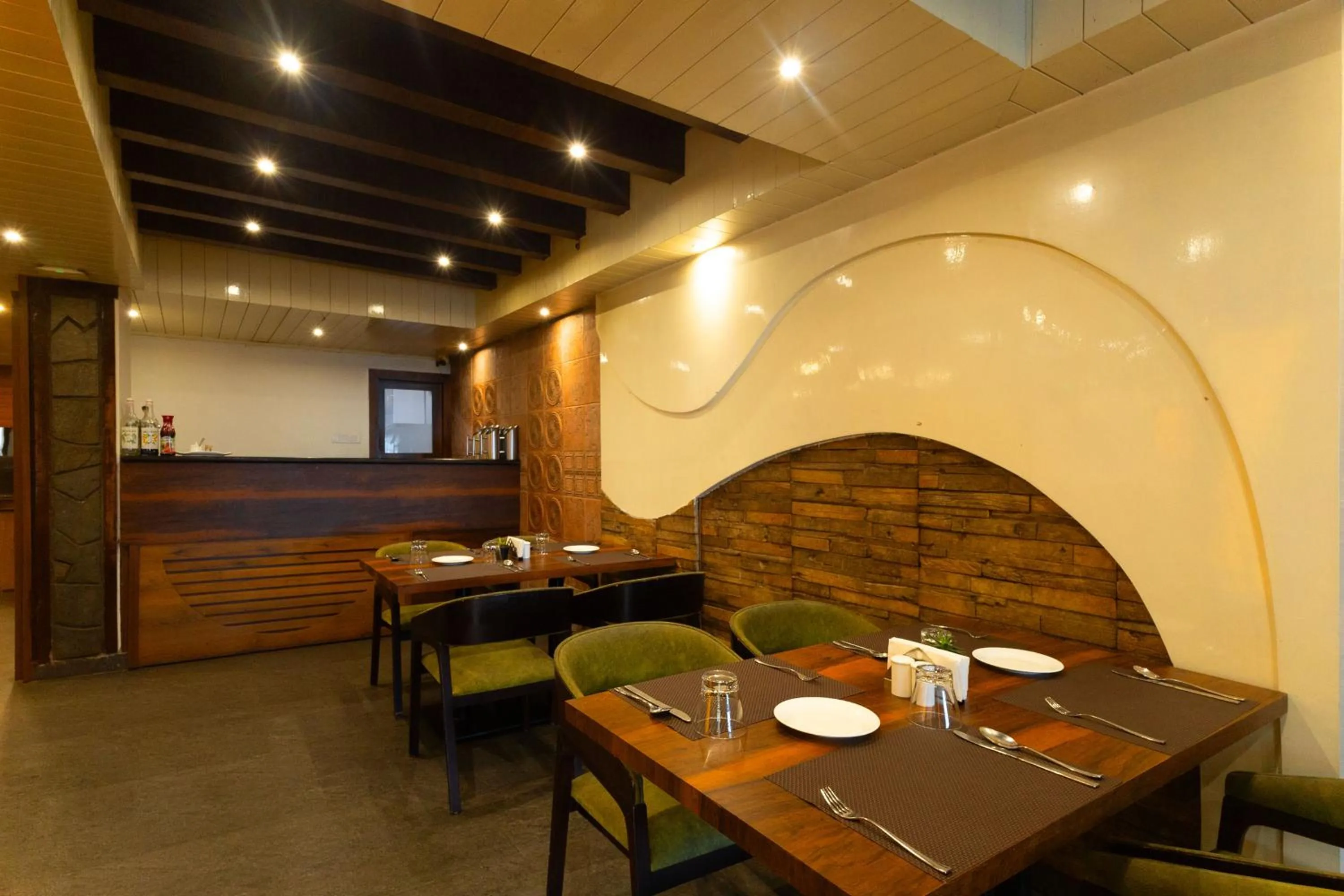 Restaurant/places to eat in Sumitel Queens Yard