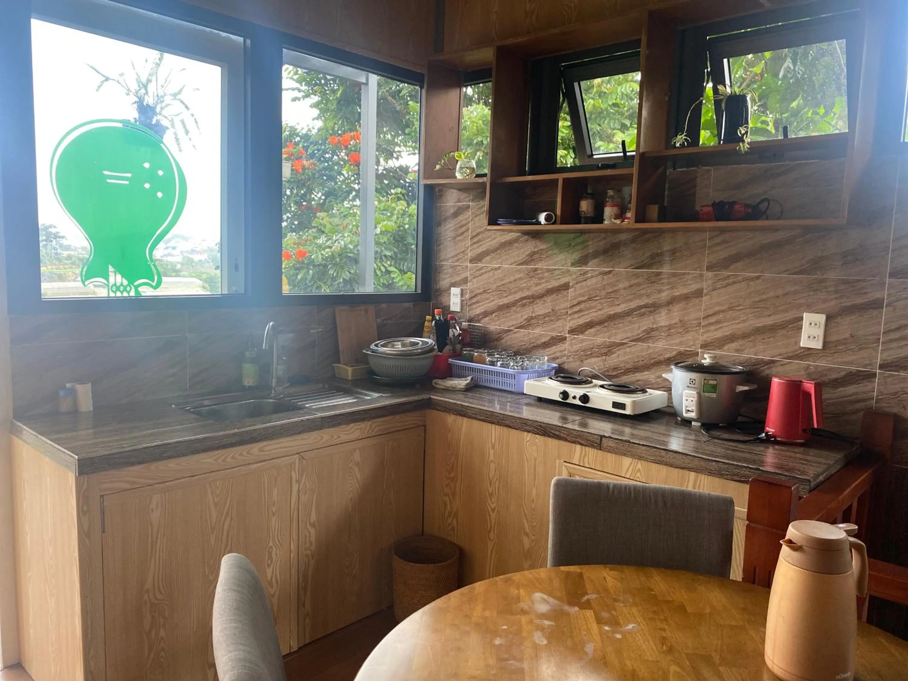 Kitchen or kitchenette in Malá home & coffee