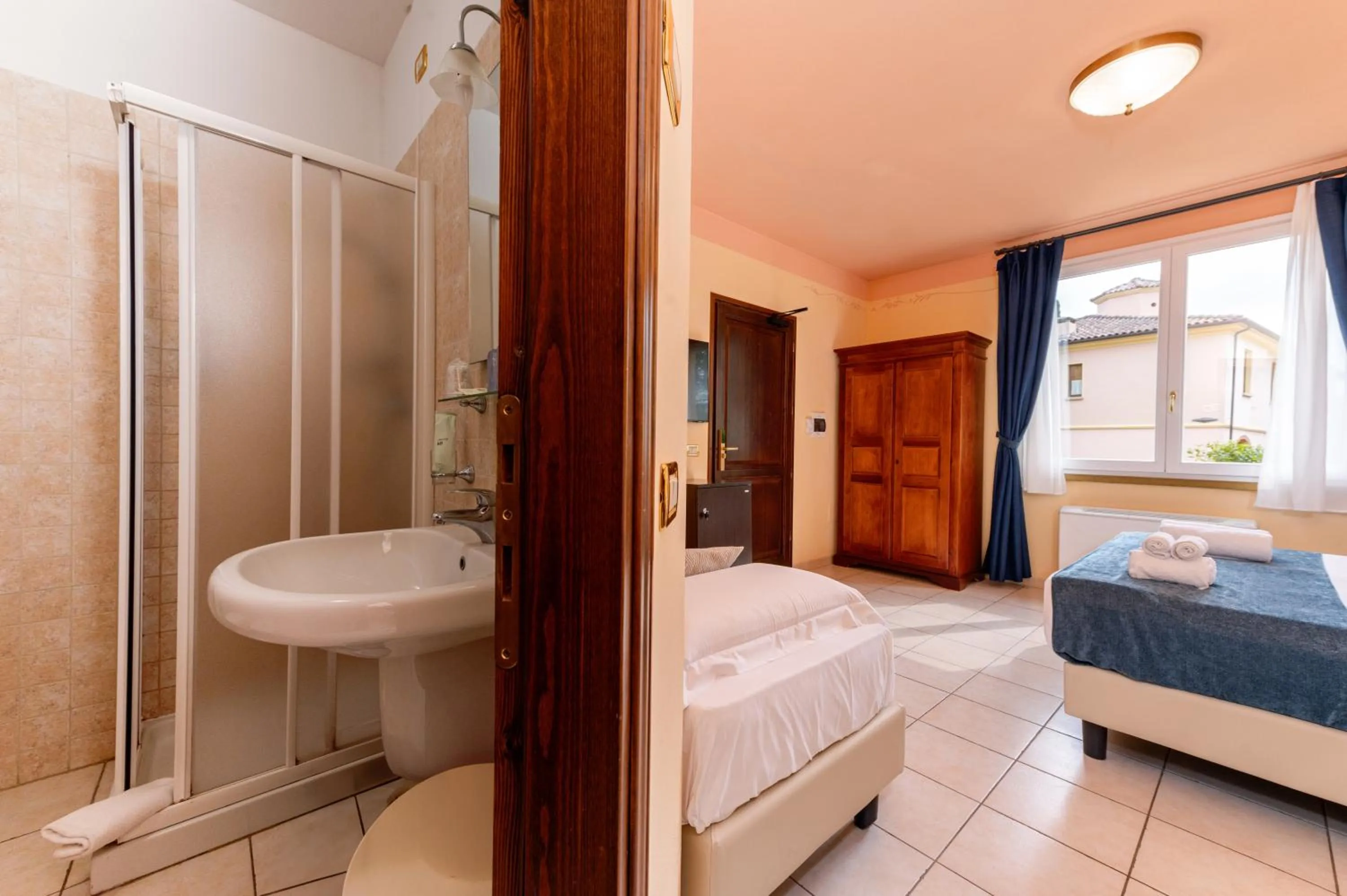 Bathroom, Bed in Borgo San Martino - Residence Hotel & SPA