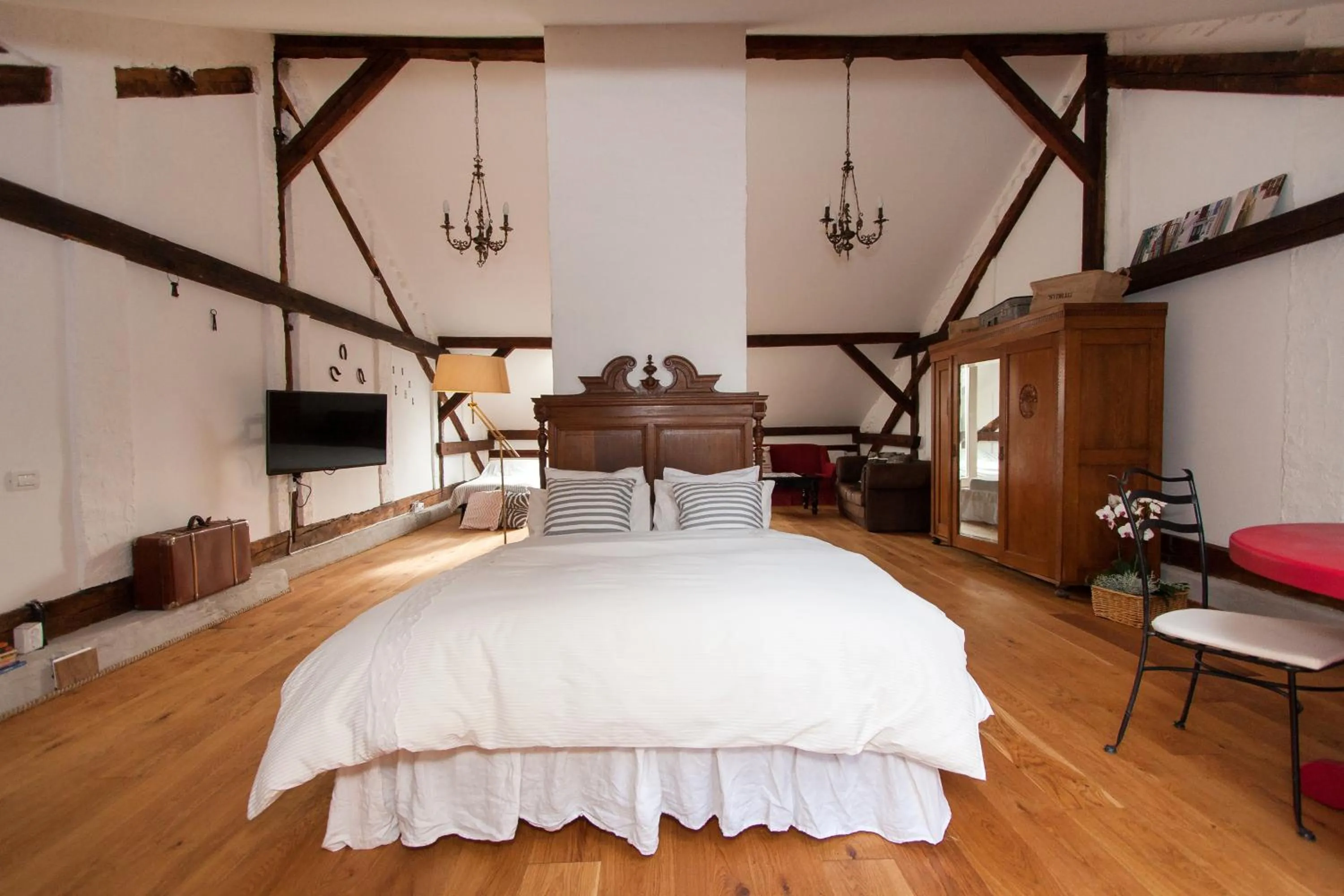 Photo of the whole room, Bed in Camino Home