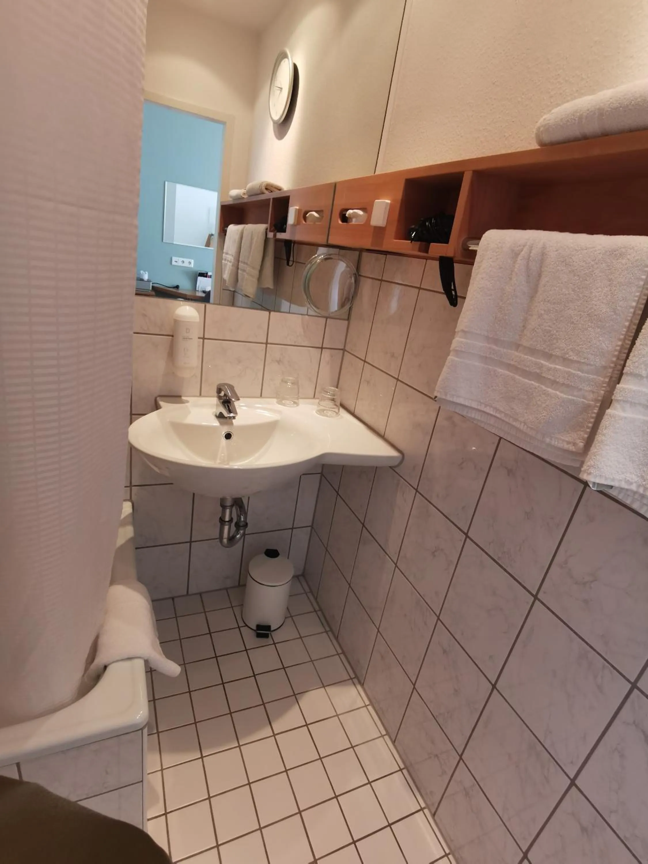 Shower in MAX Hotel Düsseldorf Self-Check-in