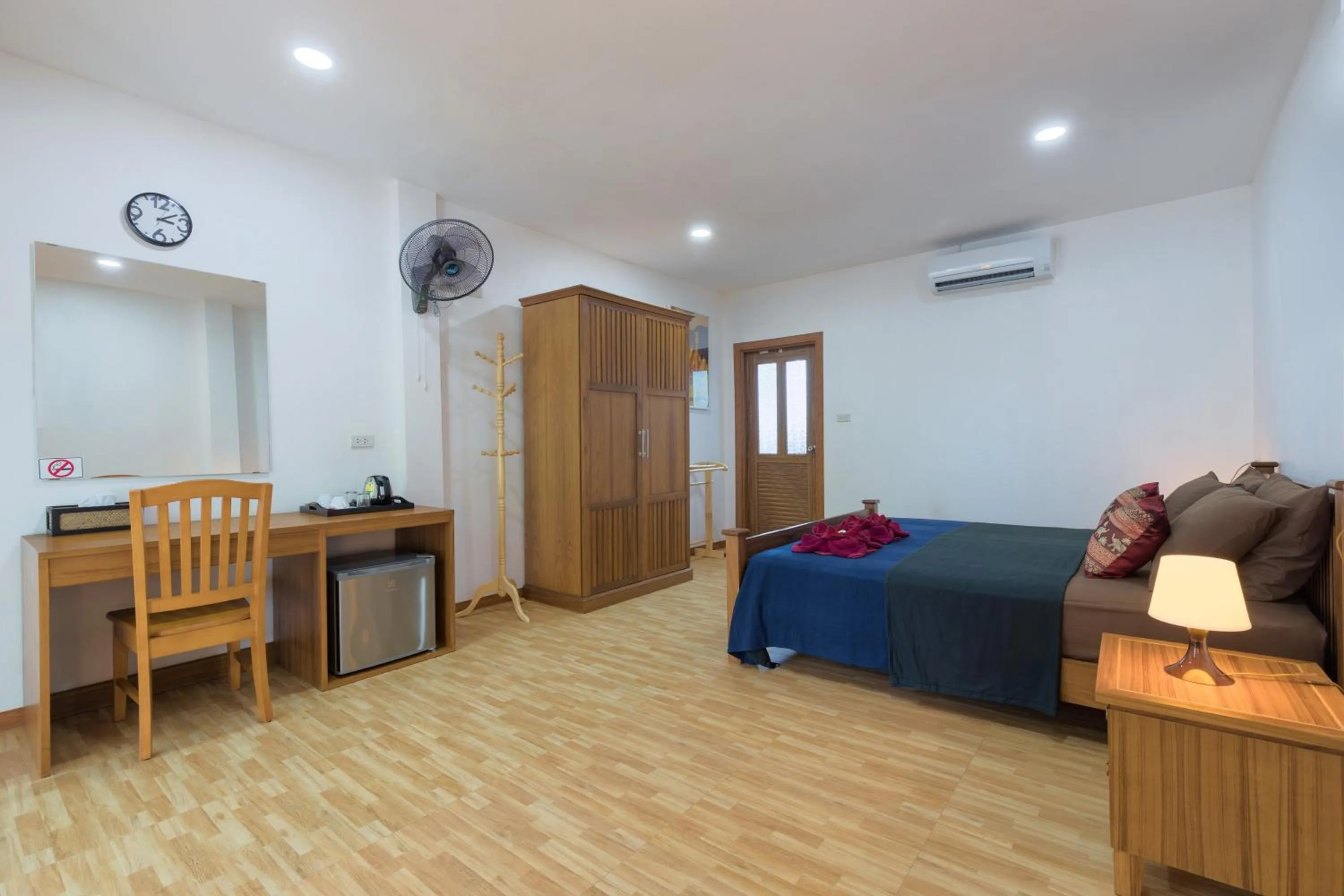 Photo of the whole room, Bed in Family Song Koh Lipe