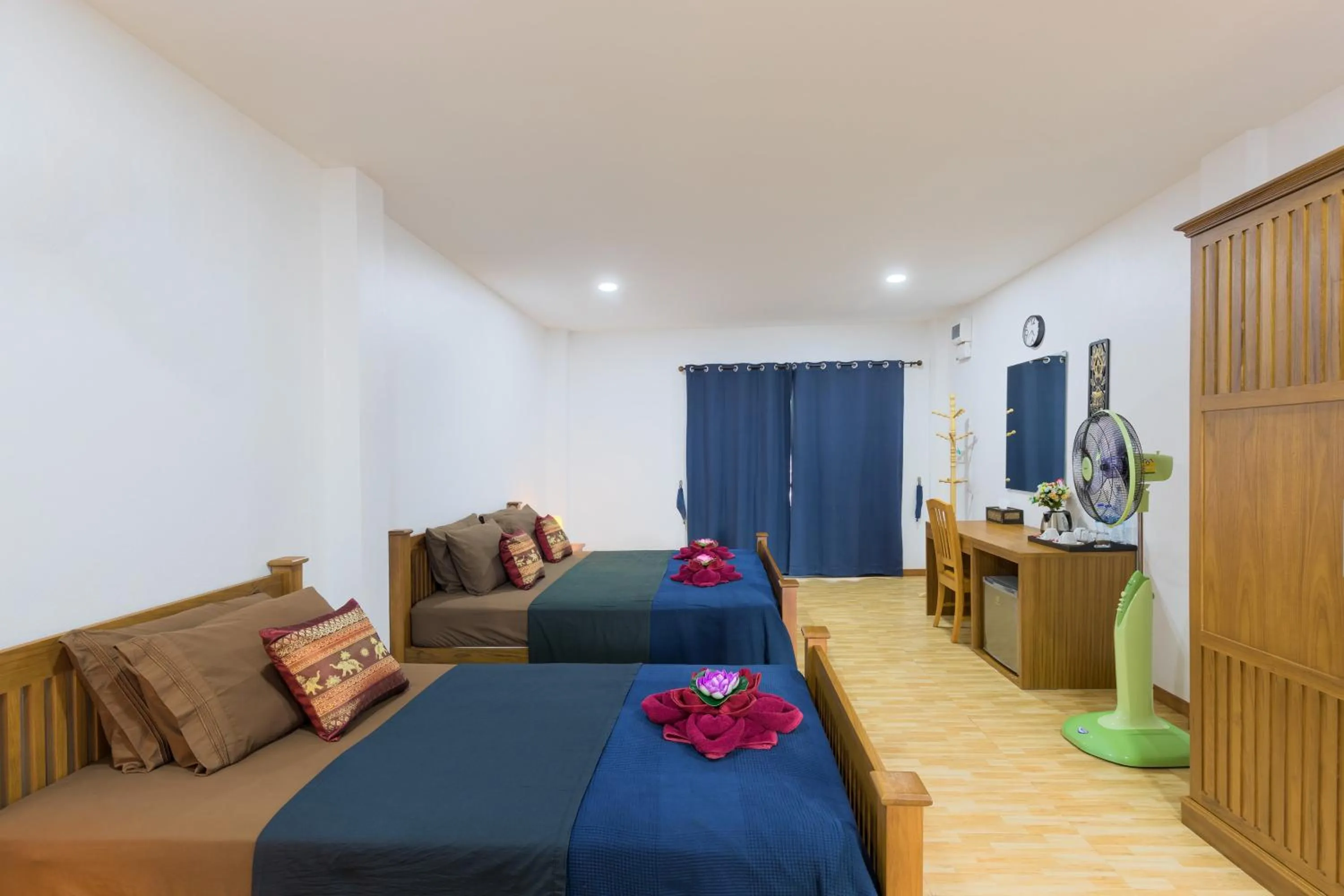 Photo of the whole room, Bed in Family Song Koh Lipe