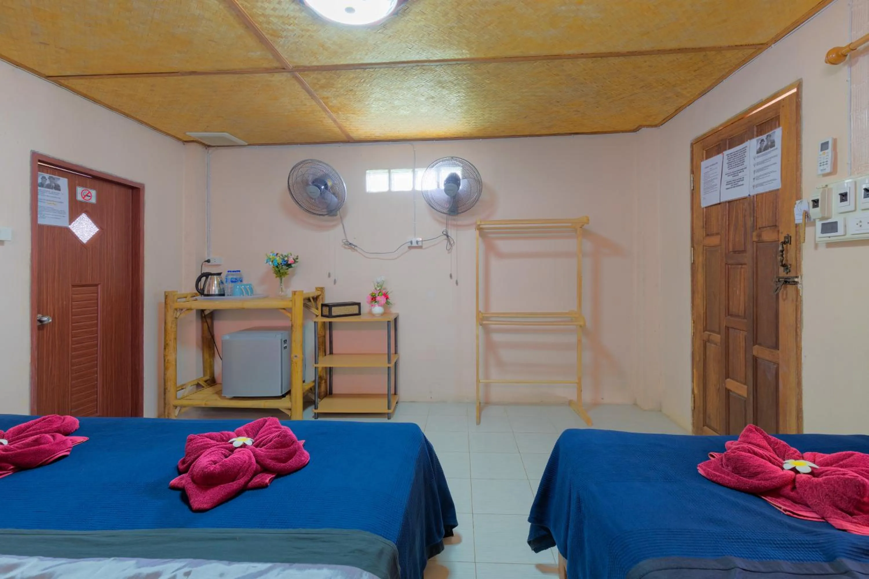 Photo of the whole room, Bed in Family Song Koh Lipe