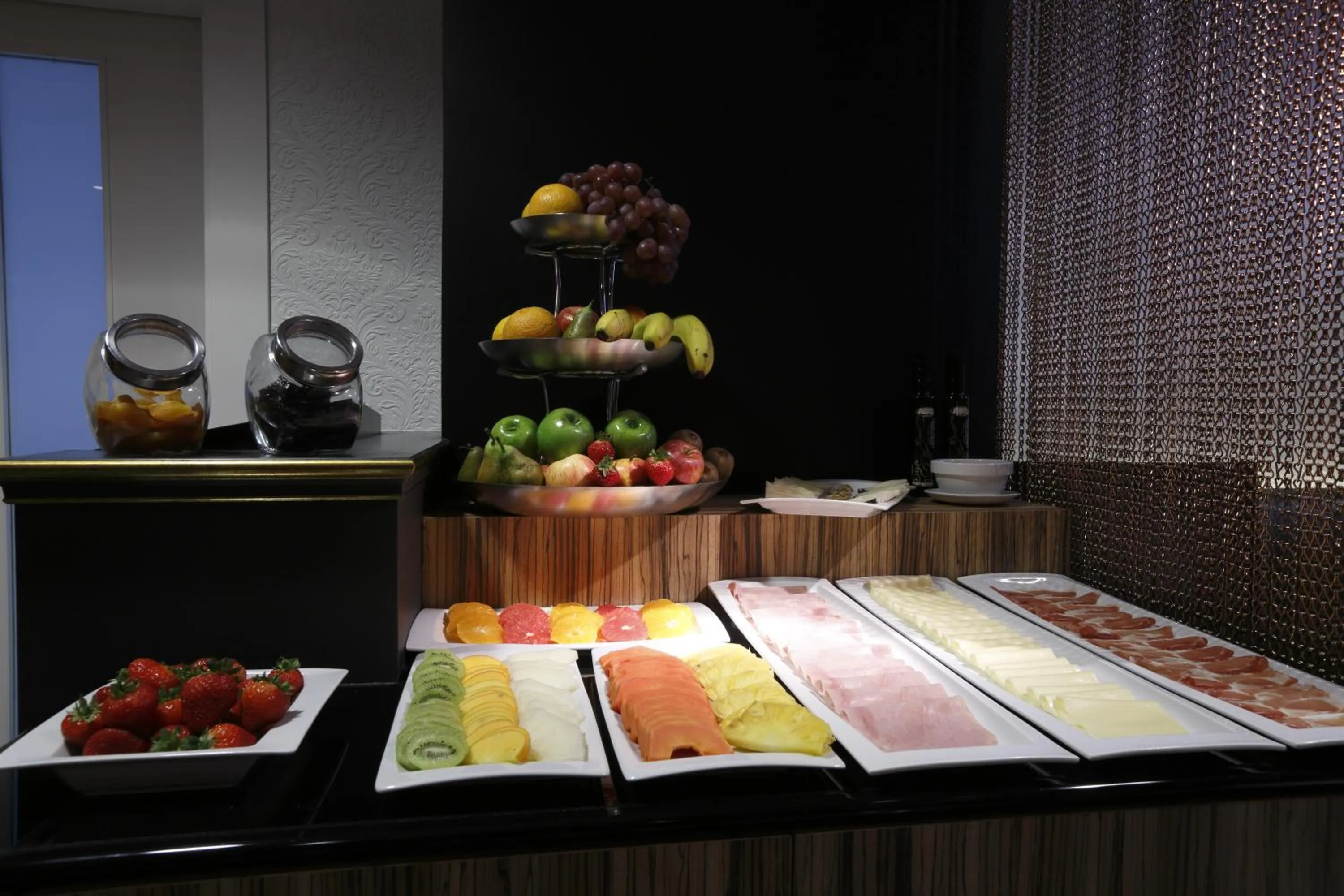 Restaurant/places to eat in Capitol Boutique Hotel