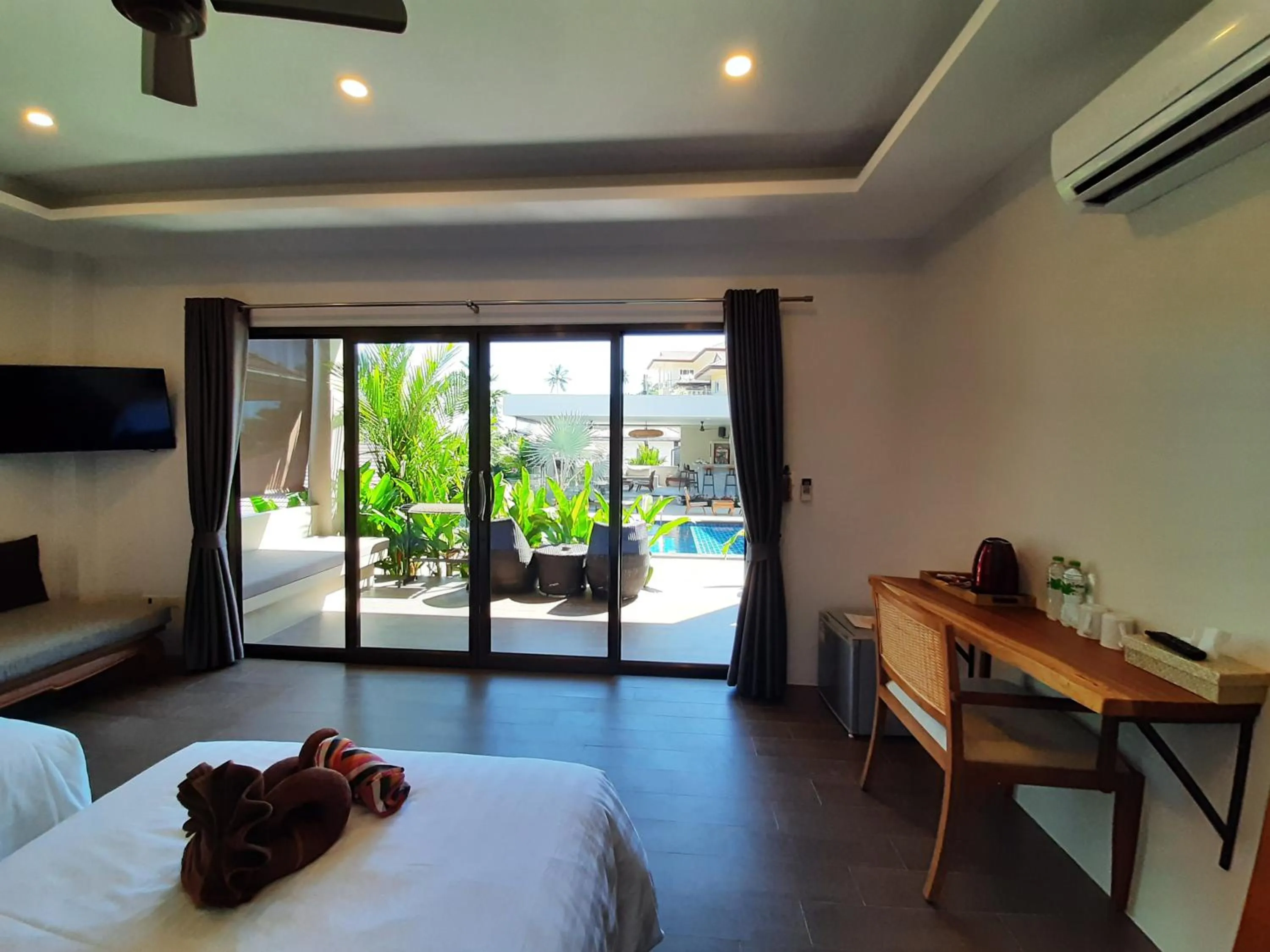 Photo of the whole room, Bed in Baan Sawan Samui Resort