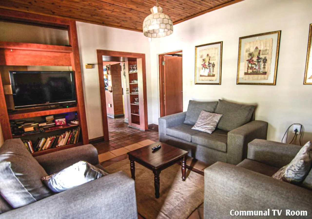 Communal lounge/ TV room in Ardmore Guest Farm