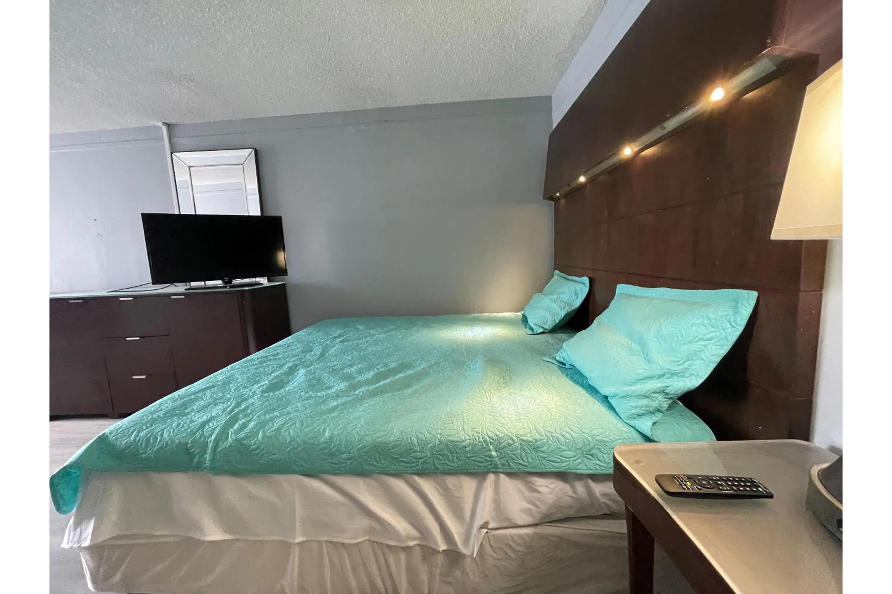 Bedroom in Lamplighter Inn by OYO Charlotte Airport Area