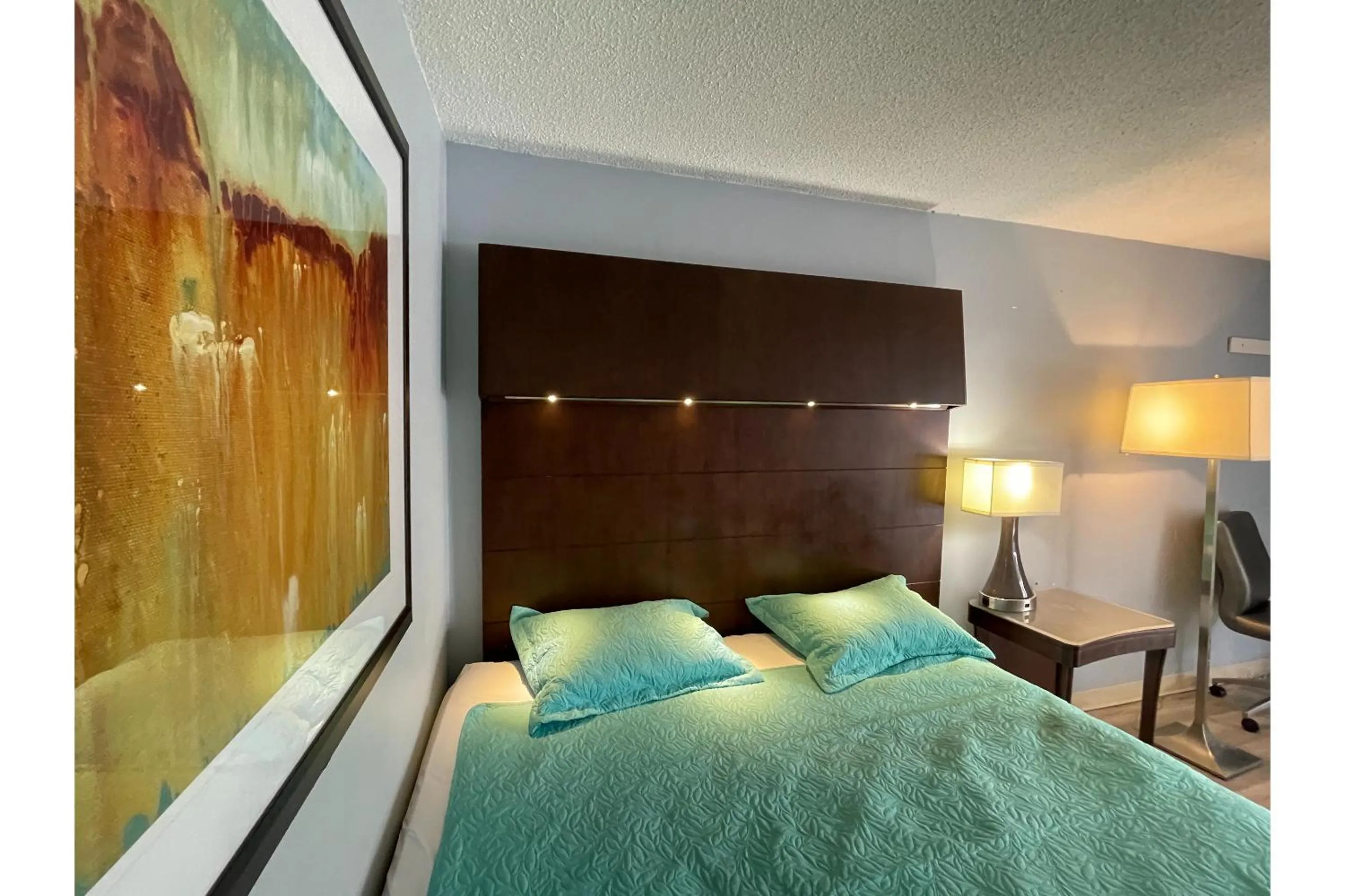Bedroom in Lamplighter Inn by OYO Charlotte Airport Area