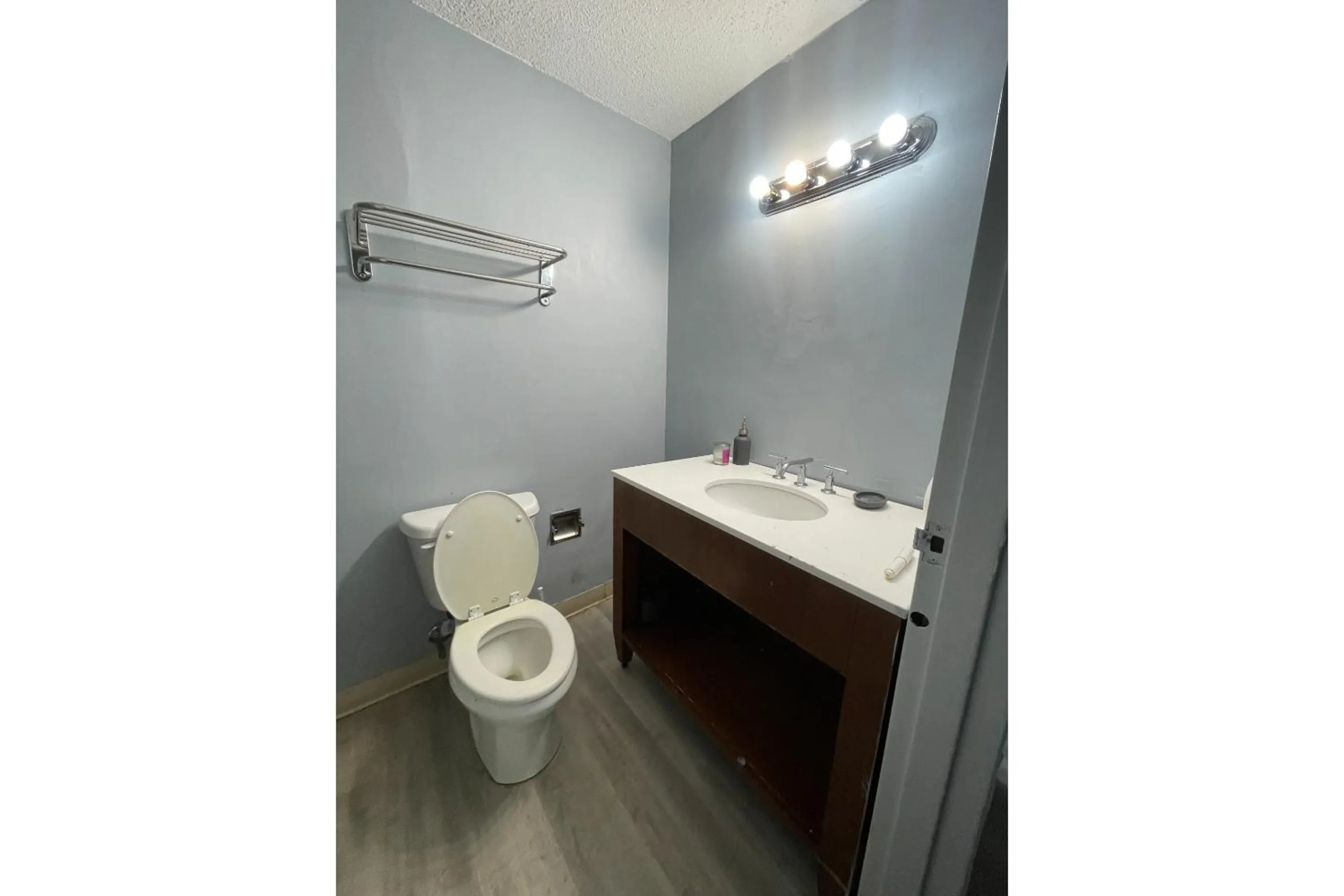 Bathroom in Lamplighter Inn by OYO Charlotte Airport Area