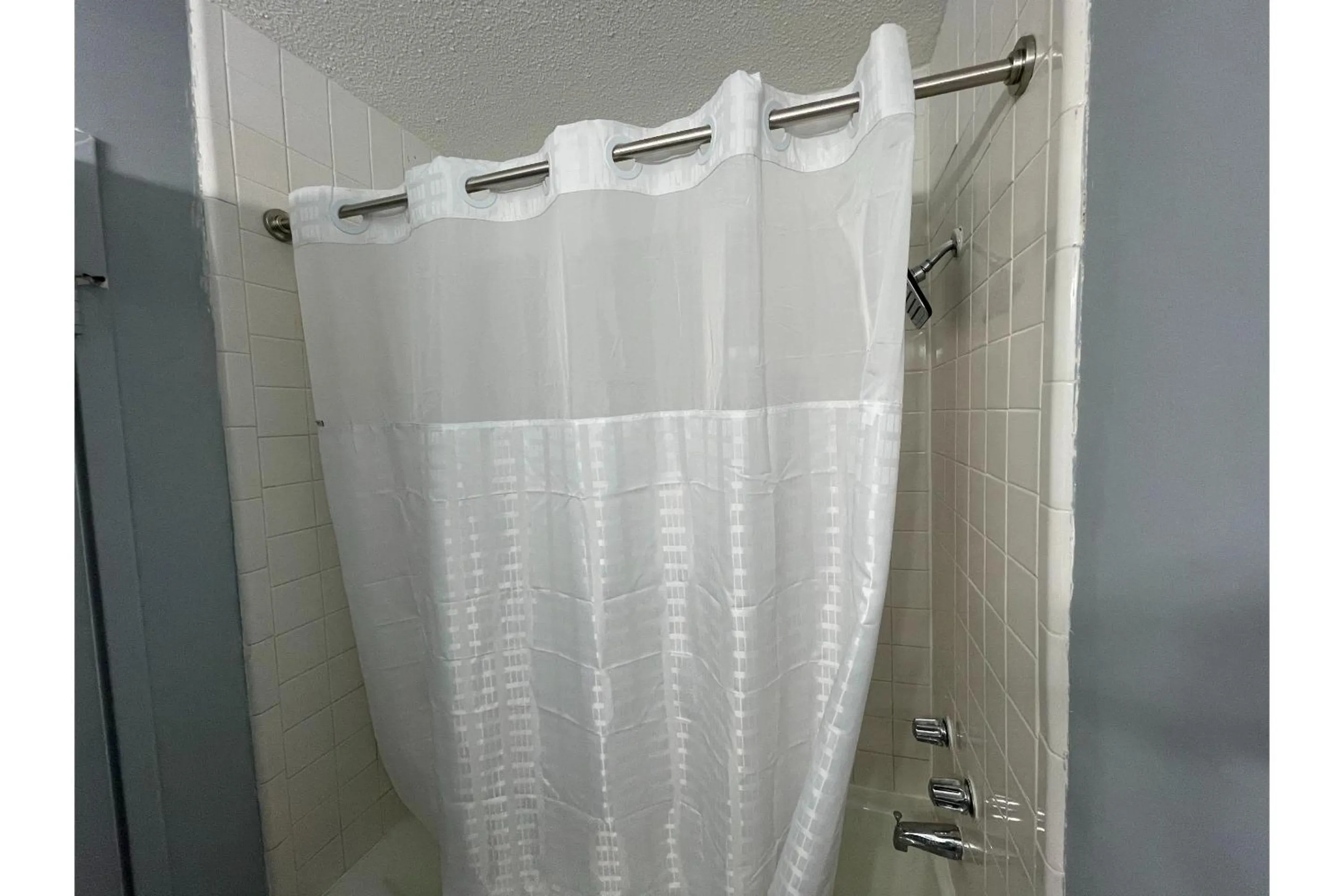 Bathroom in Lamplighter Inn by OYO Charlotte Airport Area