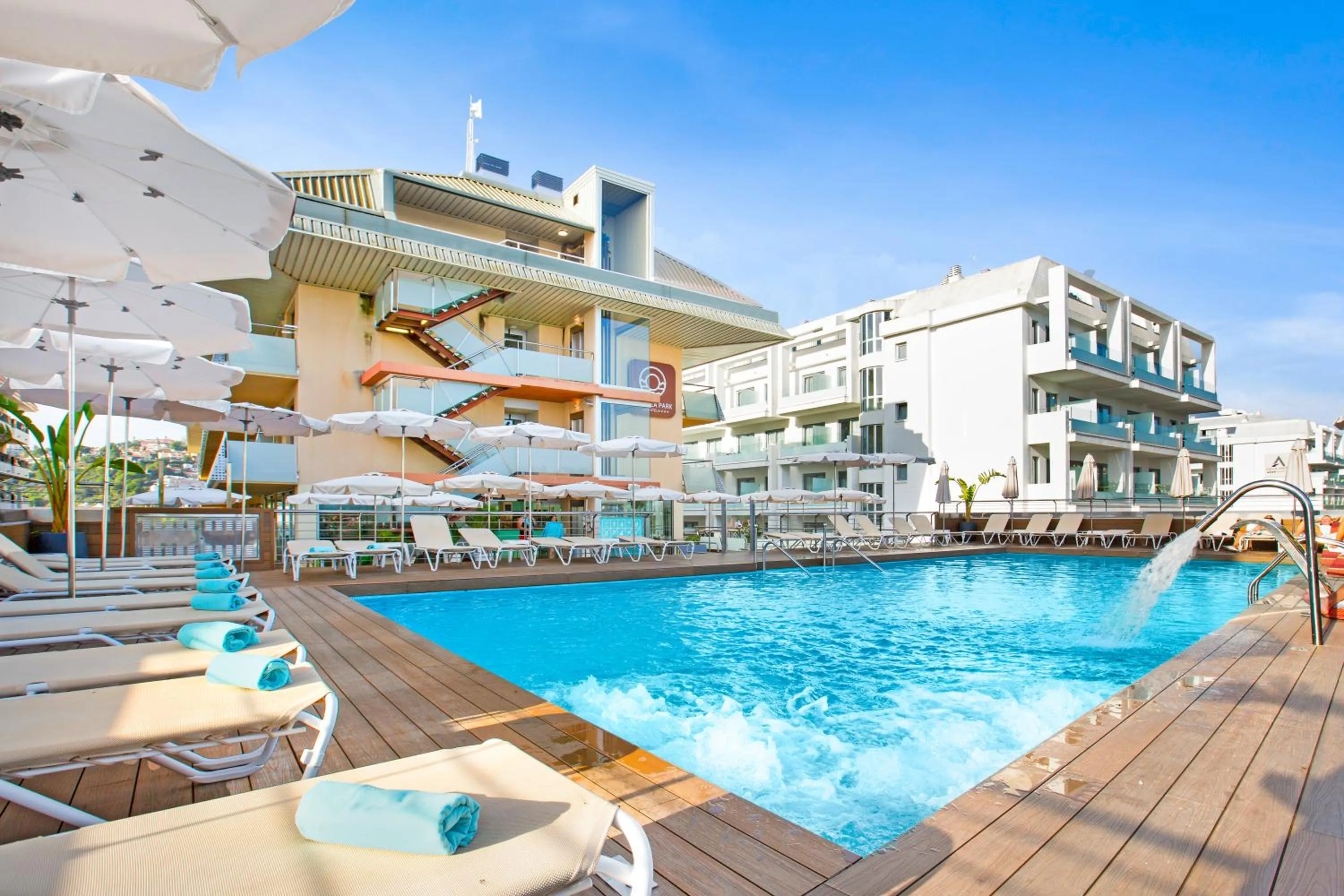 Swimming pool in Aparthotel Odissea Park