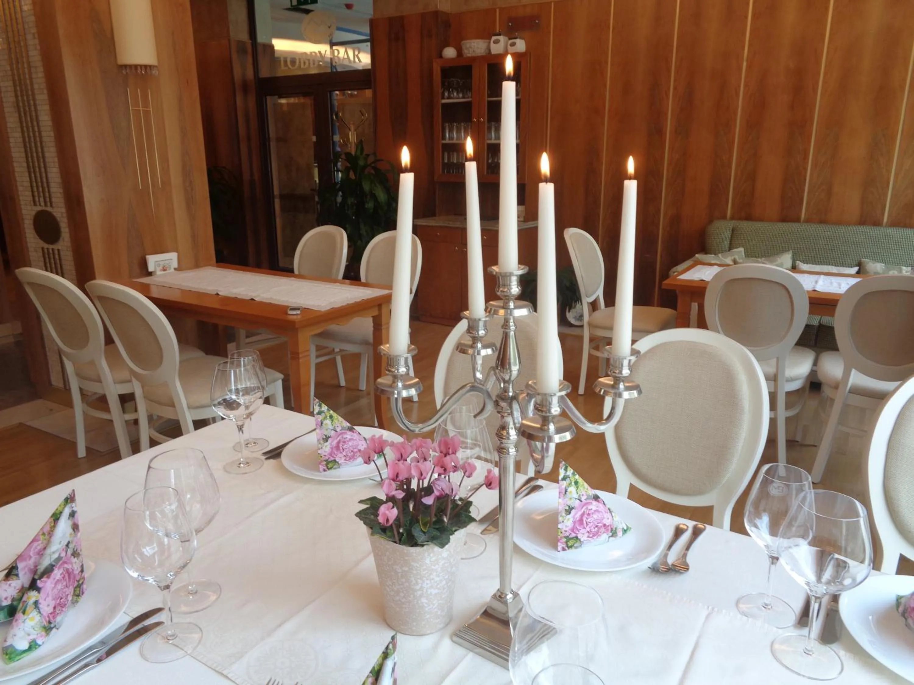 Restaurant/places to eat in Hotel Park Central