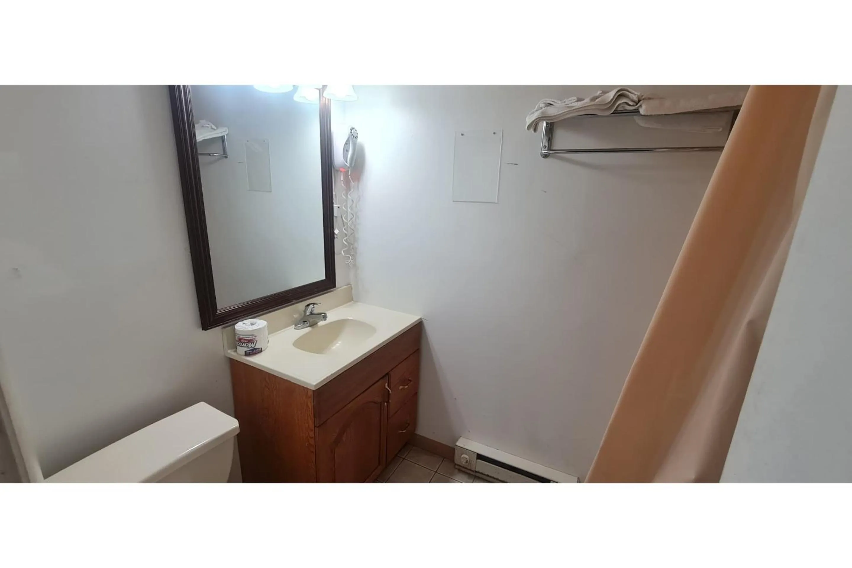 Bathroom in Werry's Cottages Motel & Pub by OYO East Stroudsburg Poconos