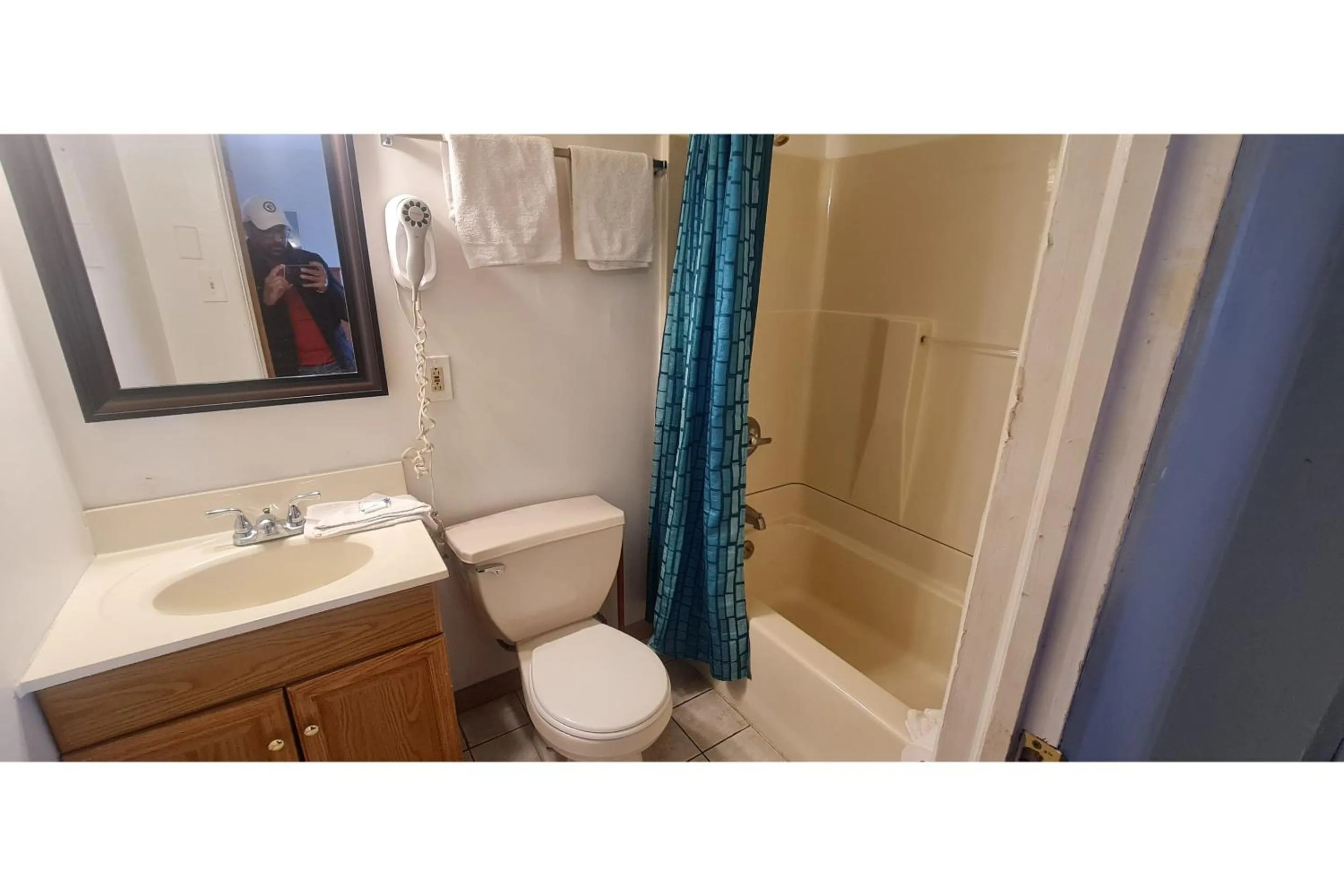 Bathroom in Werry's Cottages Motel & Pub by OYO East Stroudsburg Poconos