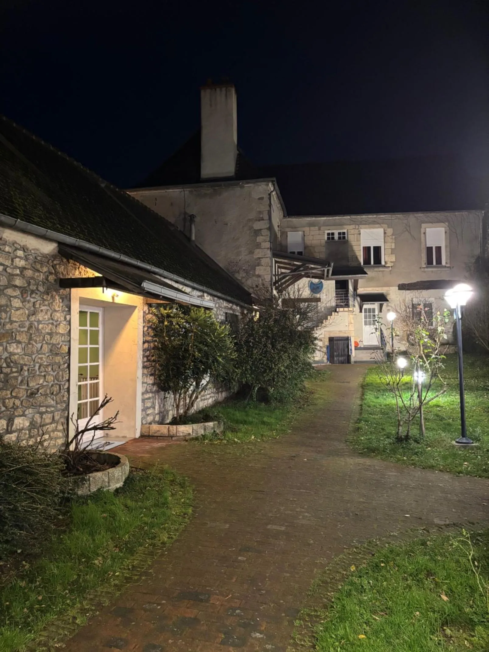 Inner courtyard view in Hotel Le Bon Laboureur