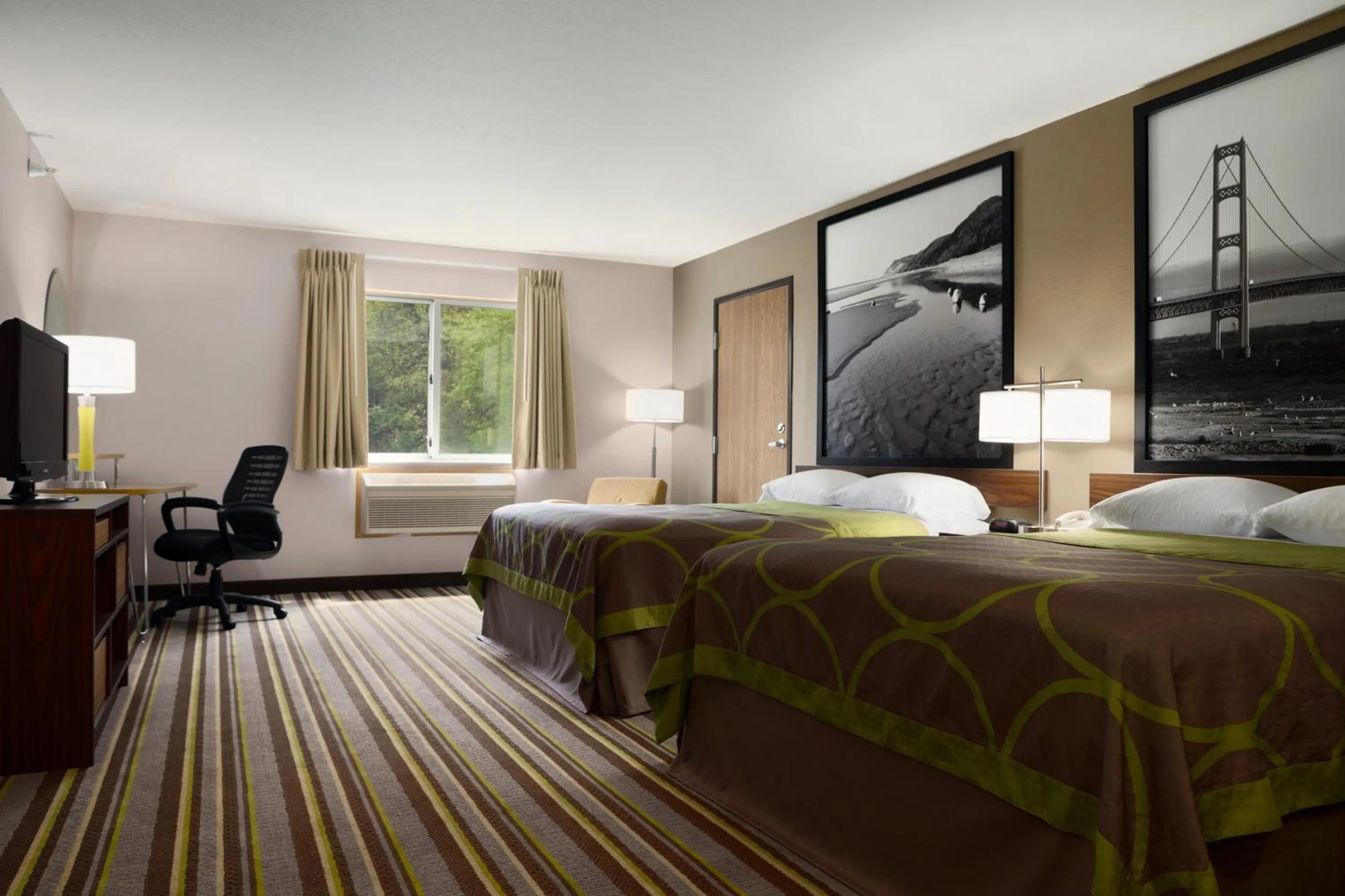 Photo of the whole room, Bed in Super 8 by Wyndham Manistee