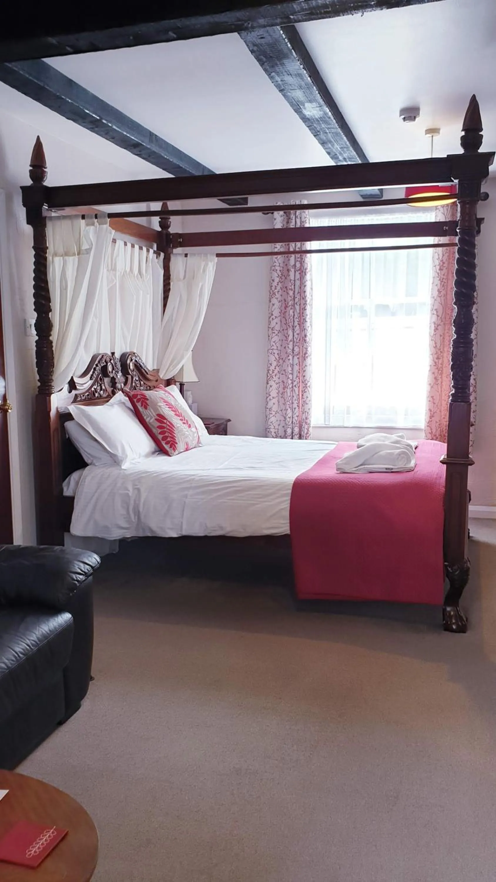 Bed in Jolly Sailor Inn