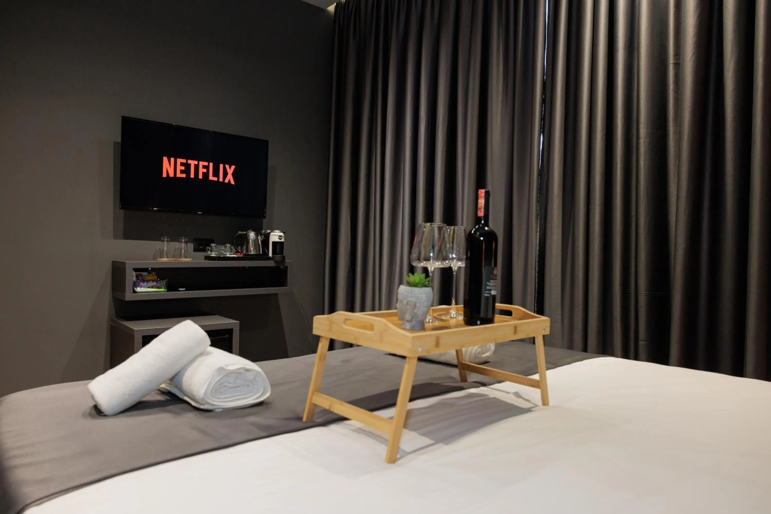 TV and multimedia, Bed in Hotel Bel Ami Tirana