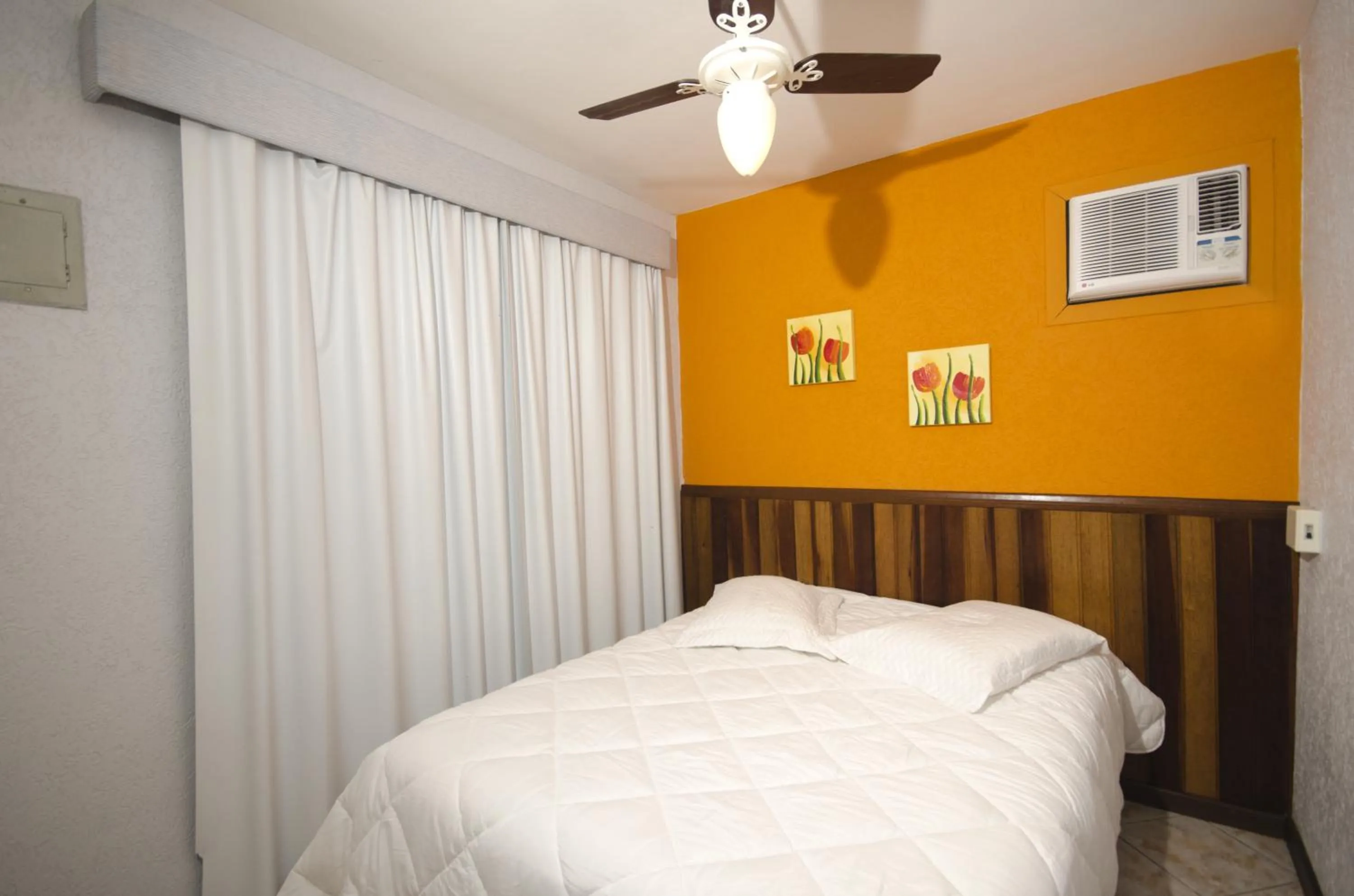 Photo of the whole room, Bed in Pousada Cabanas Porto Belo