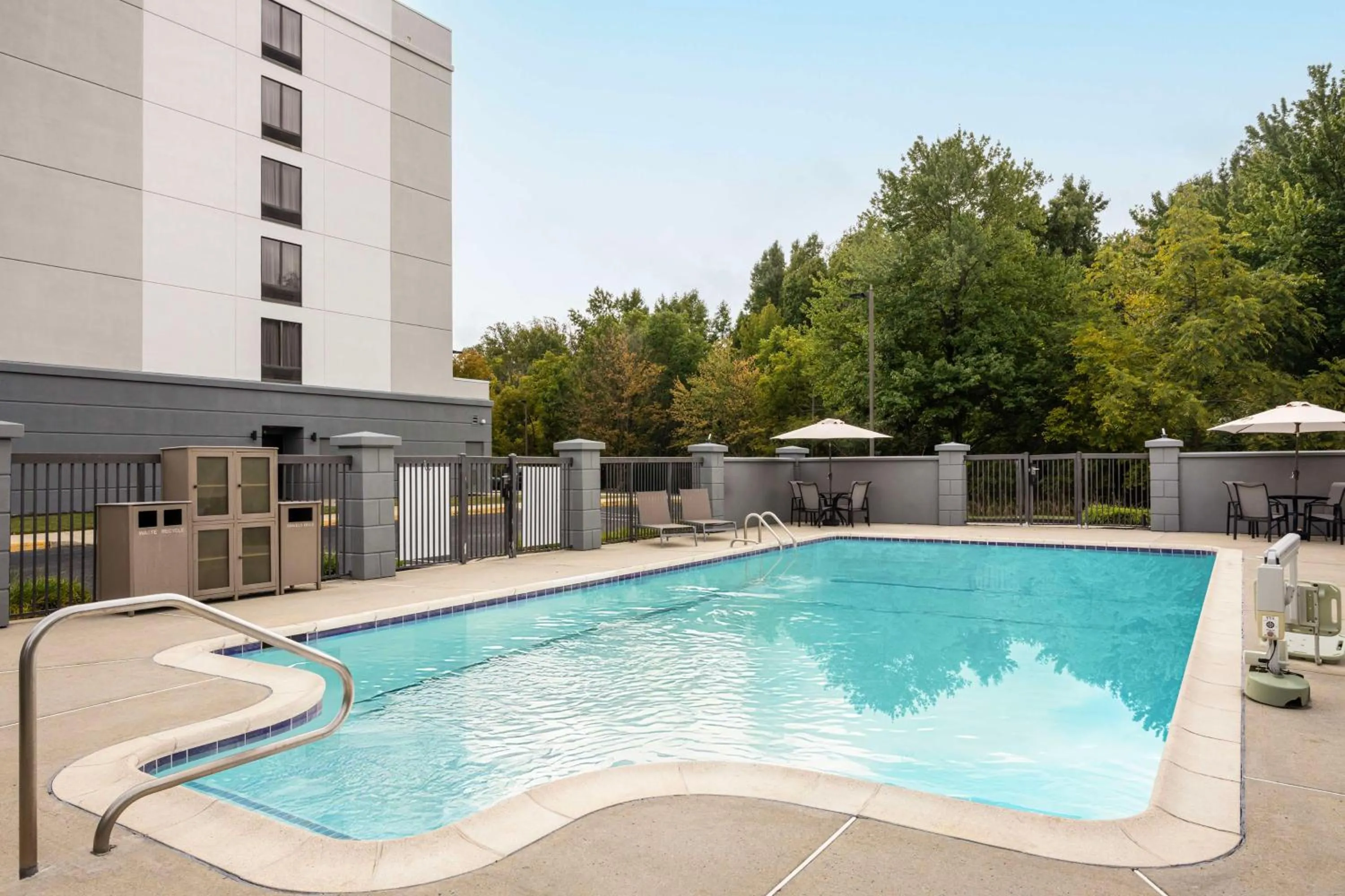 Swimming pool in Hyatt Place Mt. Laurel