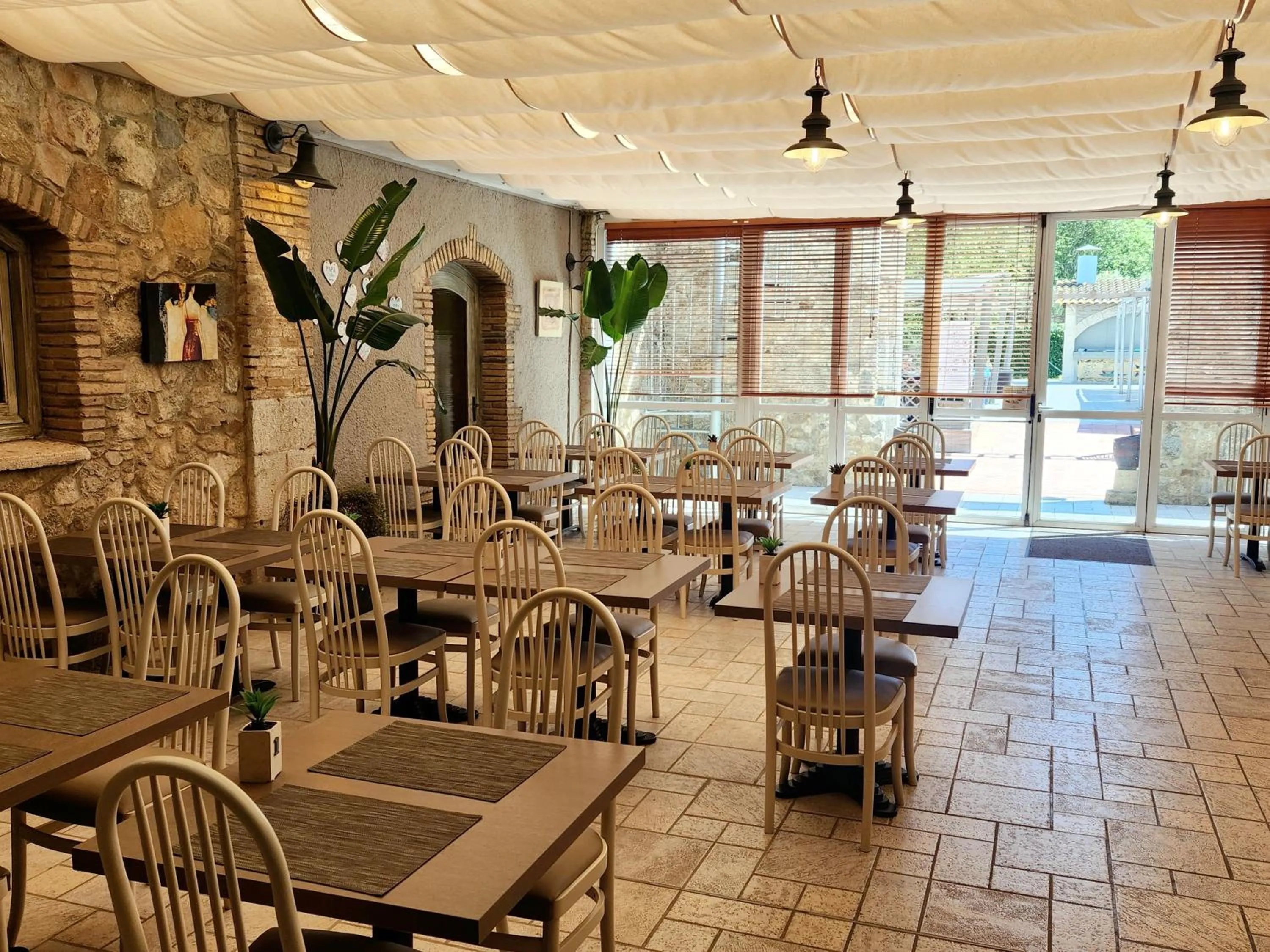 Restaurant/places to eat in Hotel Castell Blanc