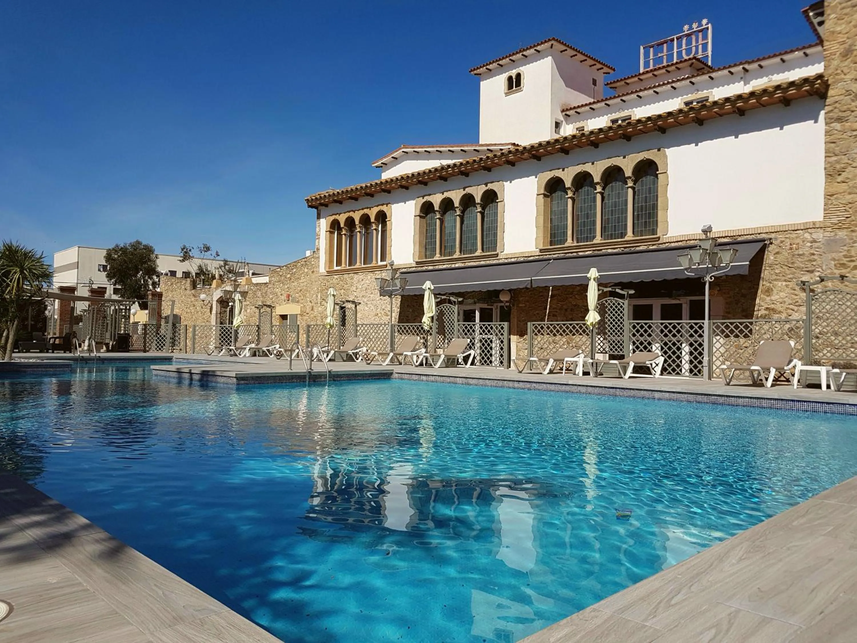 Facade/entrance in Hotel Castell Blanc