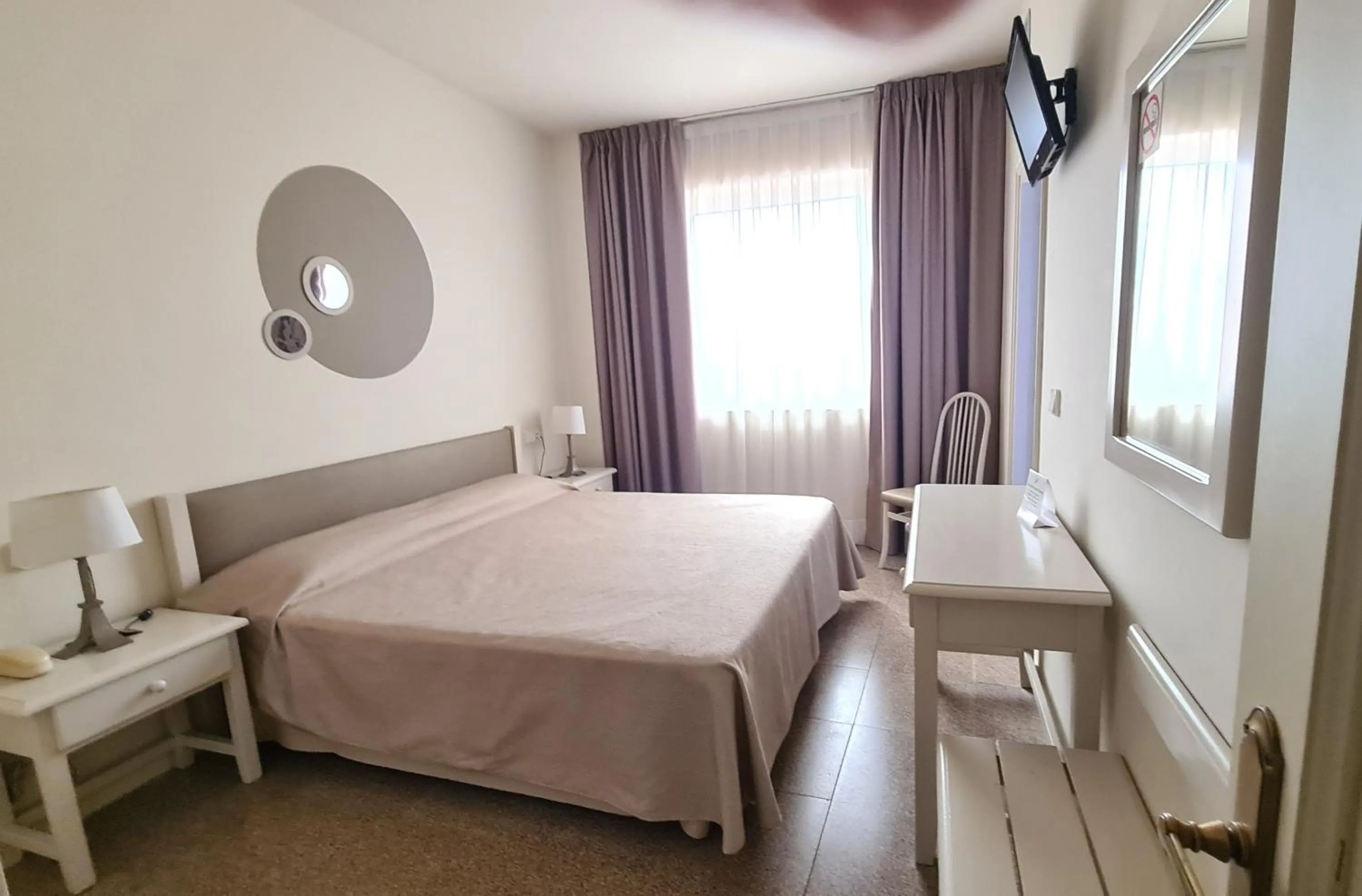 Photo of the whole room, Bed in Hotel Castell Blanc