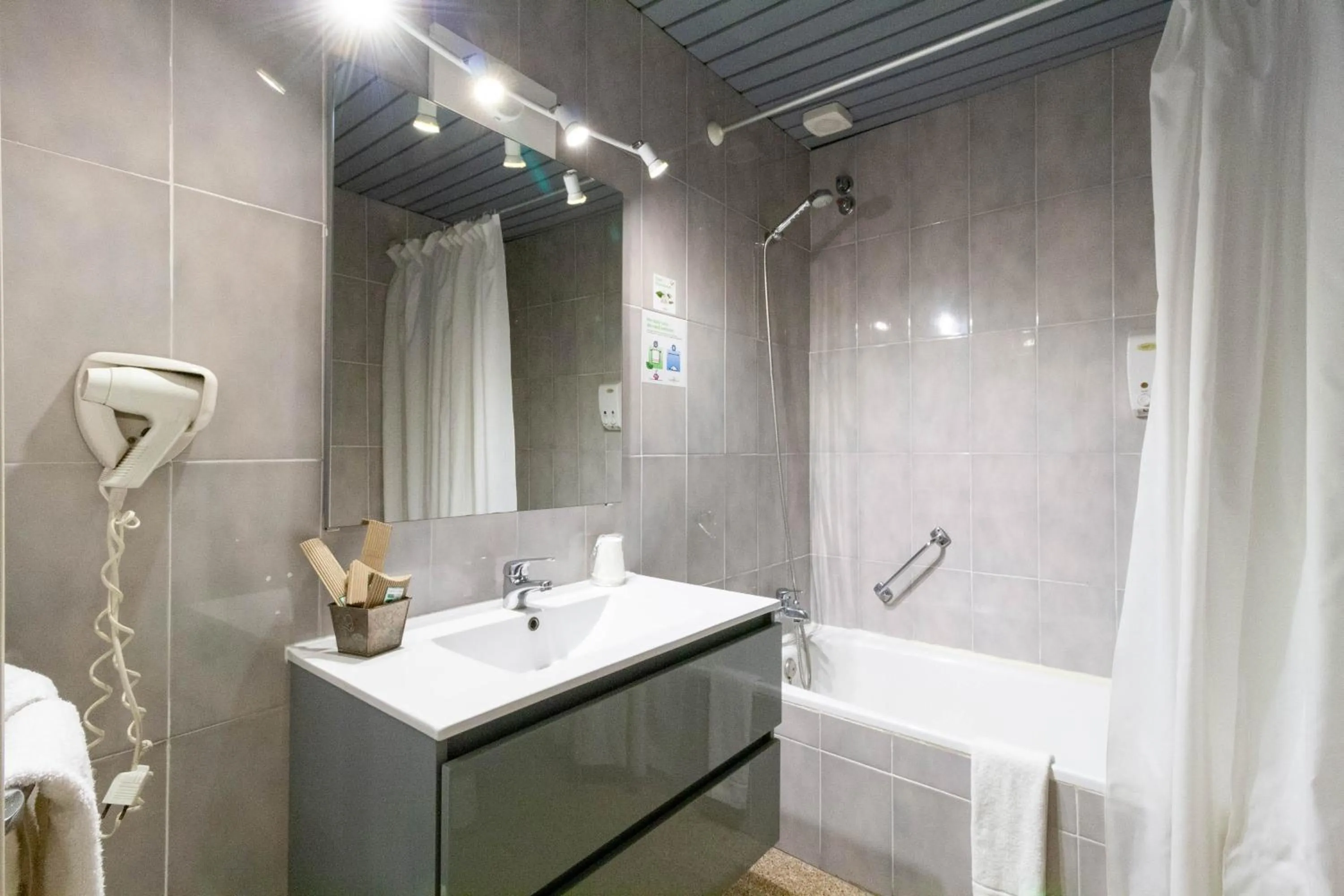 Bathroom in Hotel Castell Blanc