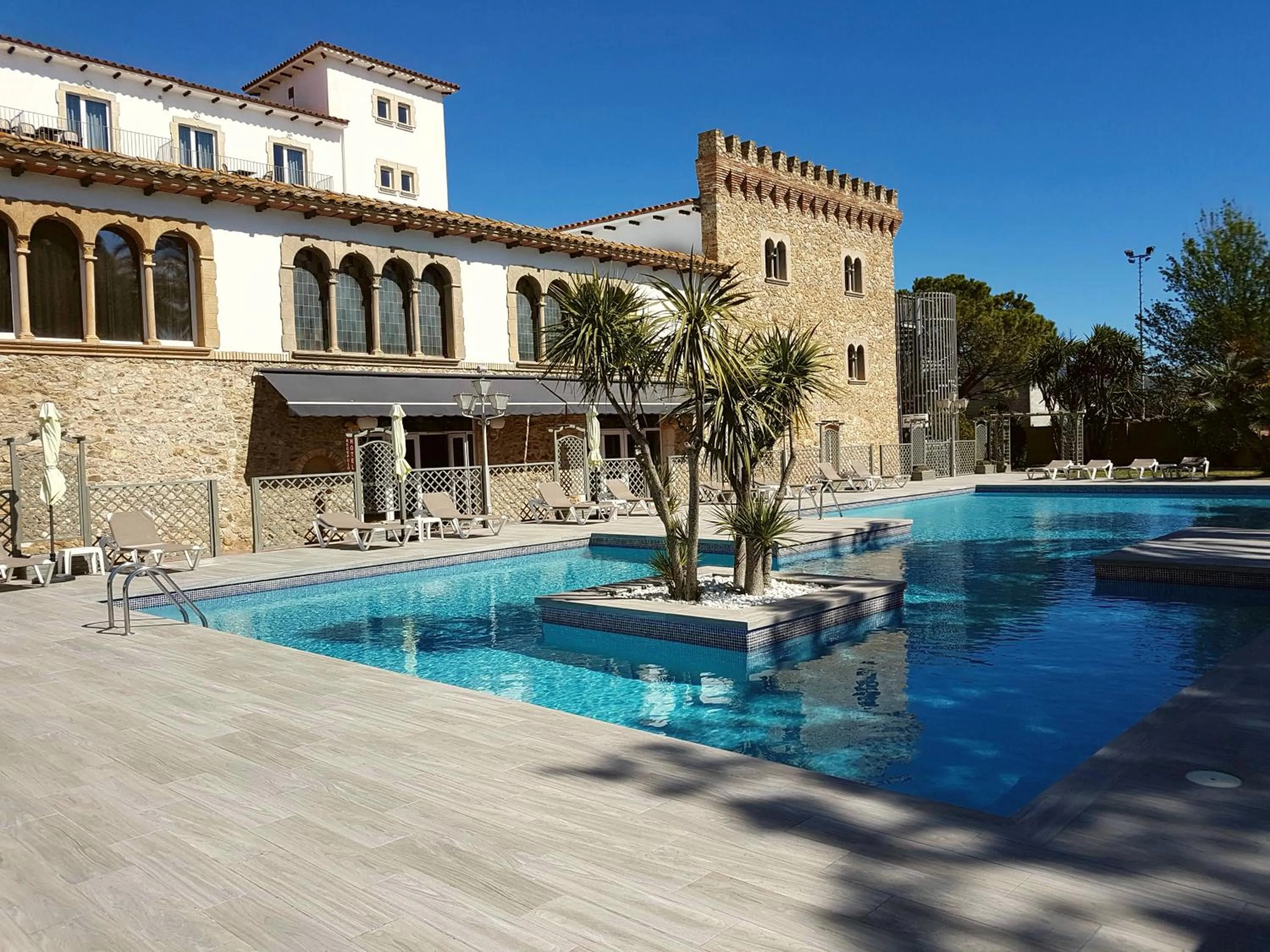 Facade/entrance in Hotel Castell Blanc
