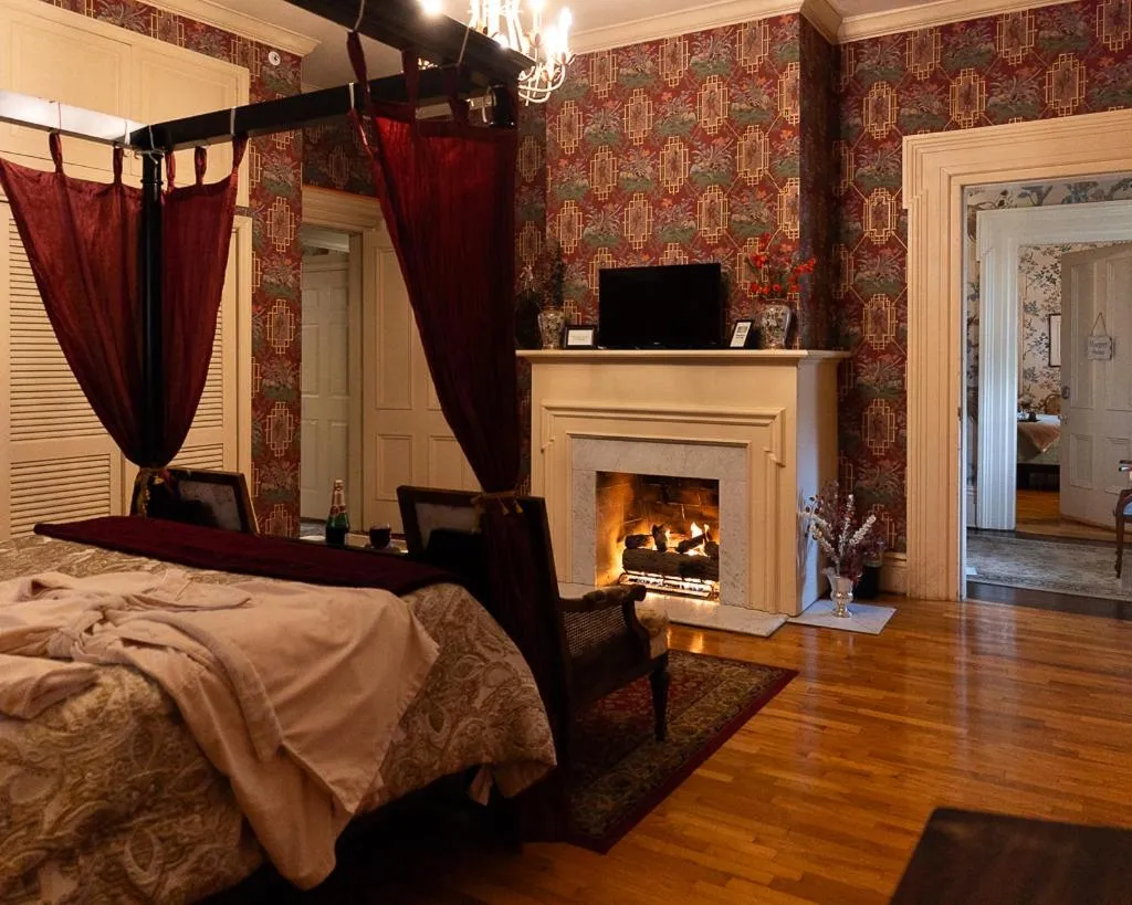 Bedroom, Bed in Silver Heart Inn & Cottages