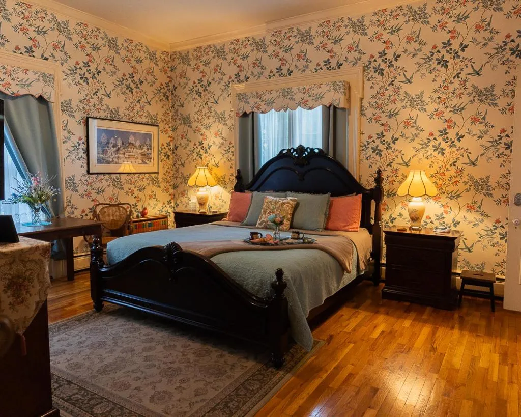 Bedroom, Bed in Silver Heart Inn & Cottages