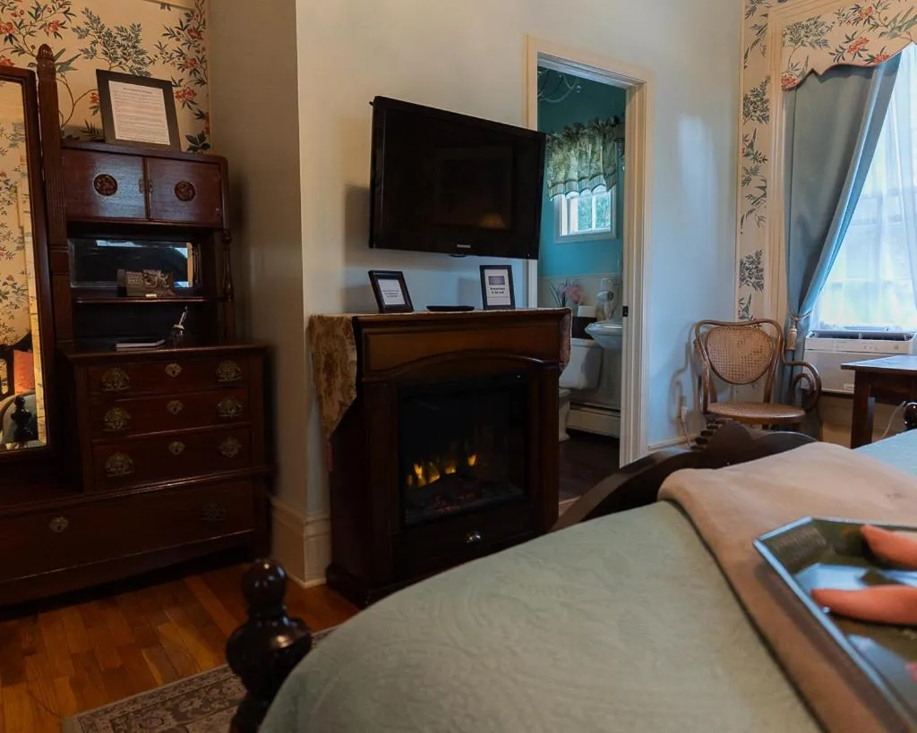 Evening entertainment, Bed in Silver Heart Inn & Cottages