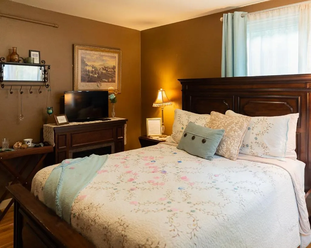 Bedroom, Bed in Silver Heart Inn & Cottages