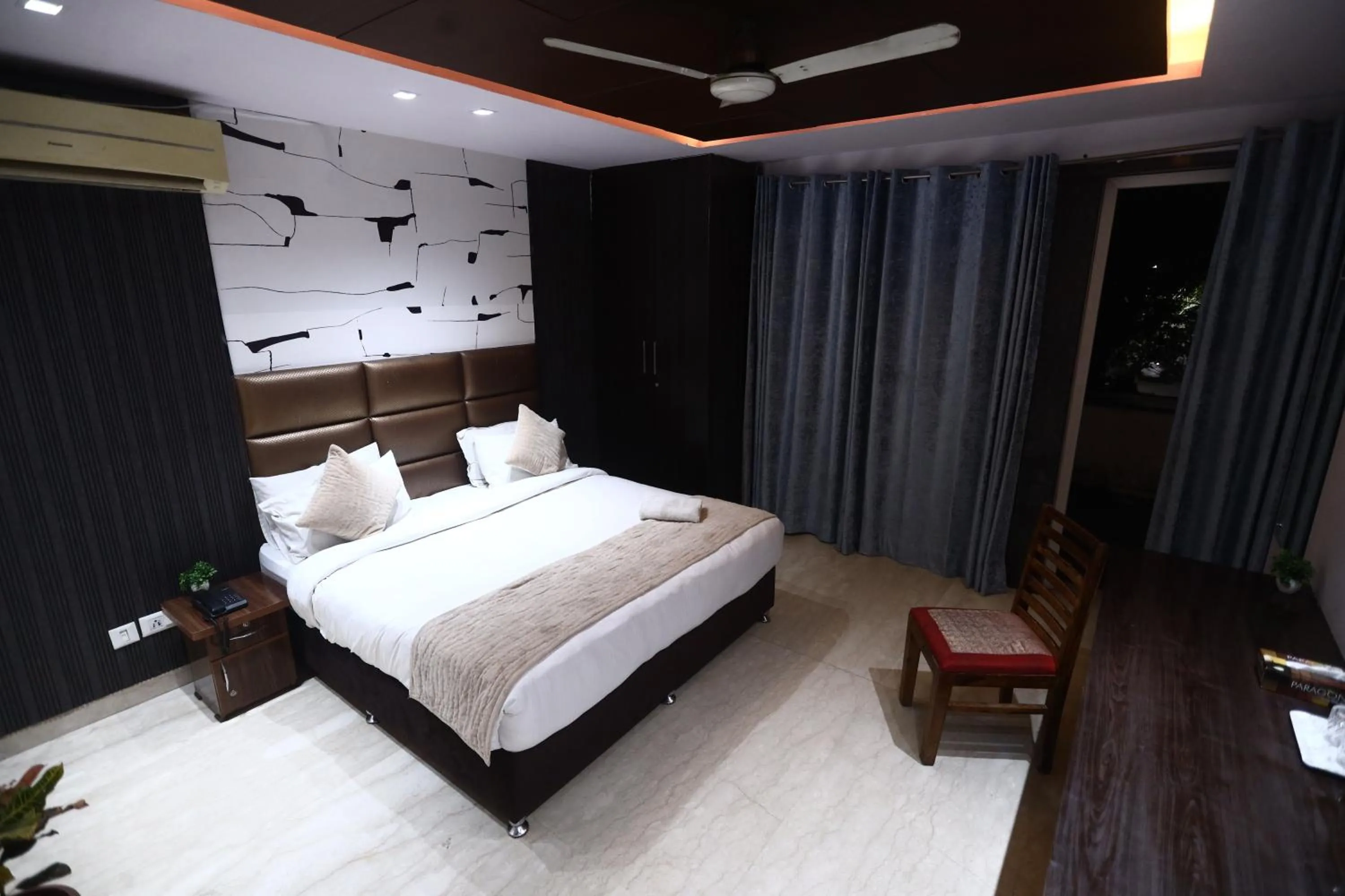 Photo of the whole room, Bed in The Bed And Rock Kalkaji