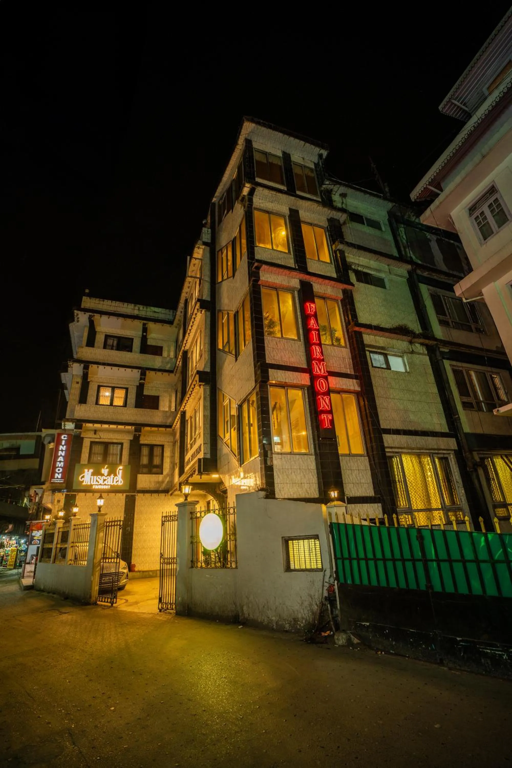 Facade/entrance in Muscatel Fairmount 100 Mts from Mall Road